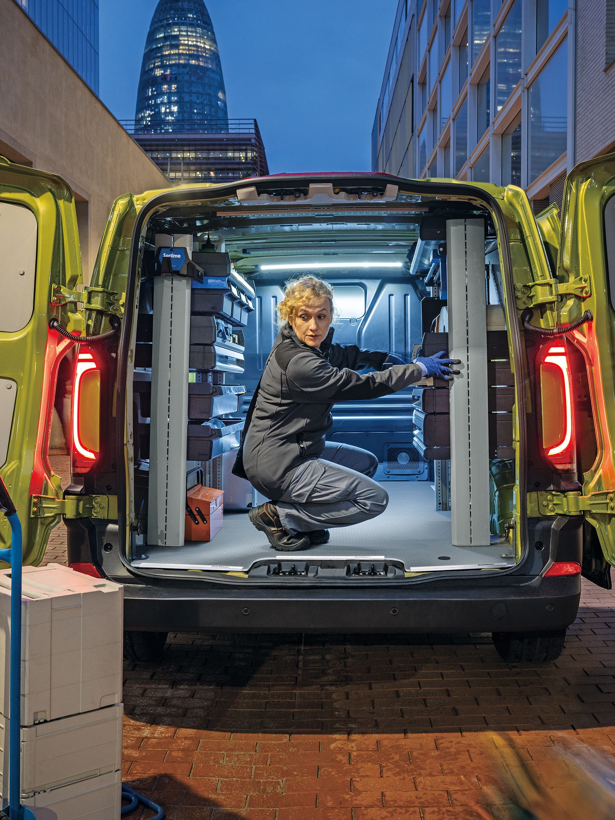 Nákladový prostor Volkswagen Transporteru v noci