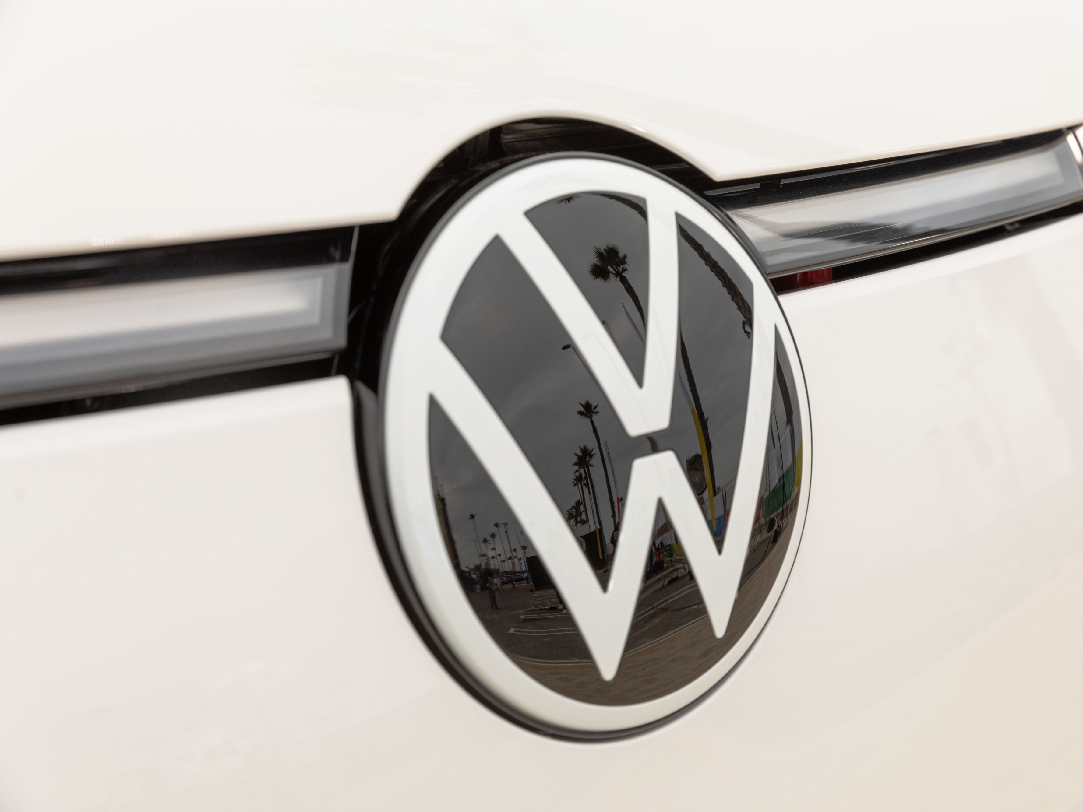 Logo Volkswagen na vozu ID. Buzz