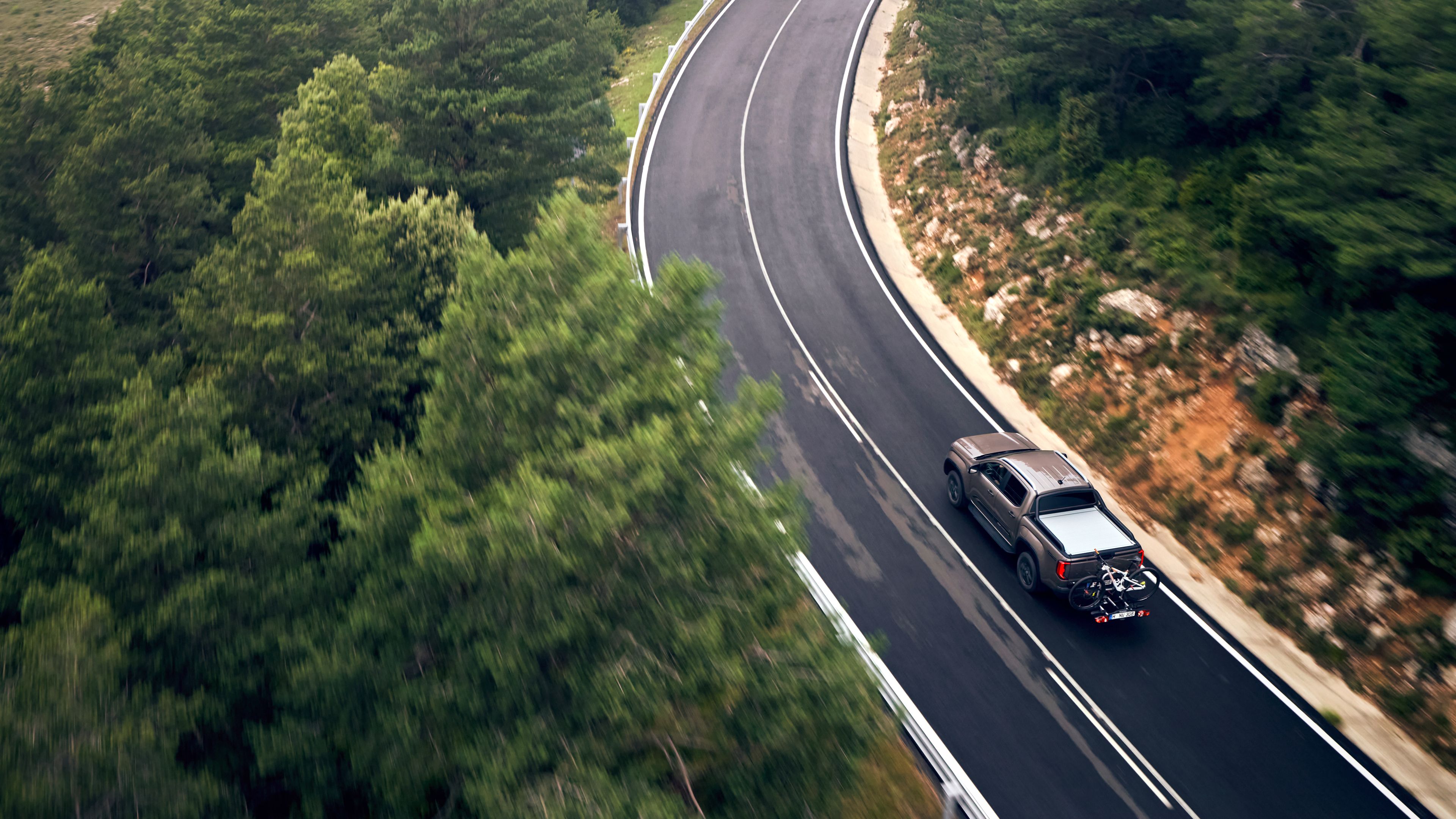 Volkswagen Amarok projíždí zatáčkou za mokra