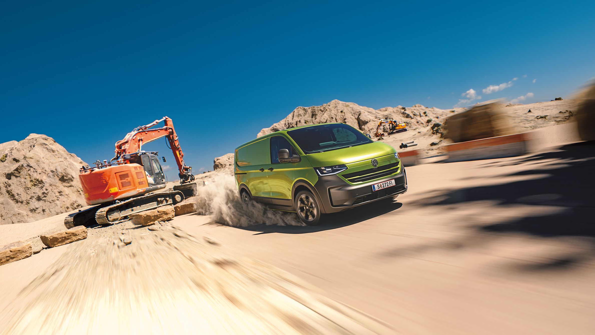 Volkswagen Transporter projíždí pískem