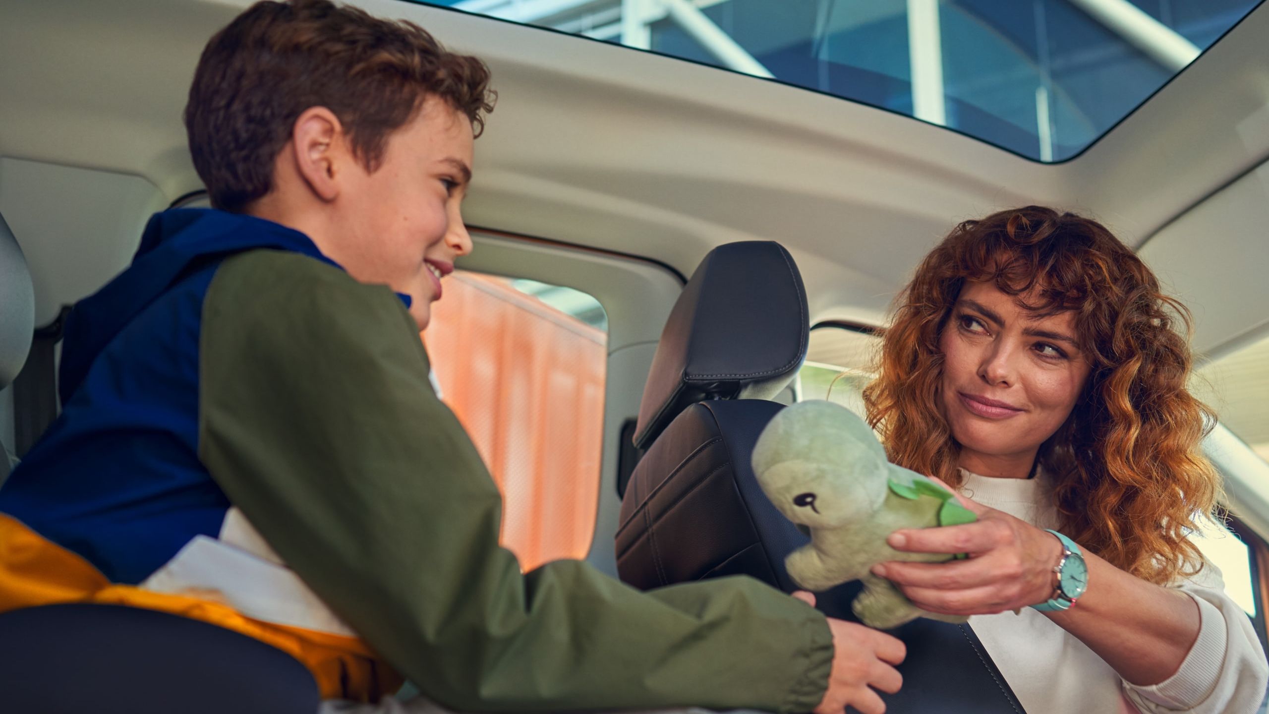 Eine Mutter mit ihrem Sohn im neuen VW Caddy California