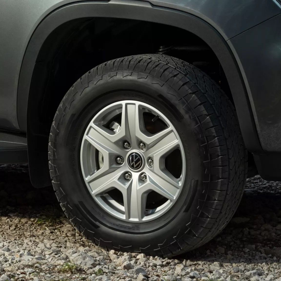 Volkswagen Amarok v lese, detail pneumatiky a ráfku