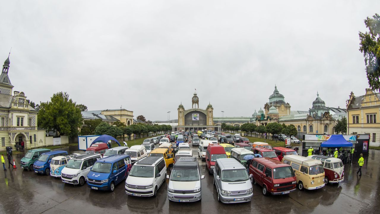 Centrem Prahy projelo 120 Transporterů všech generací