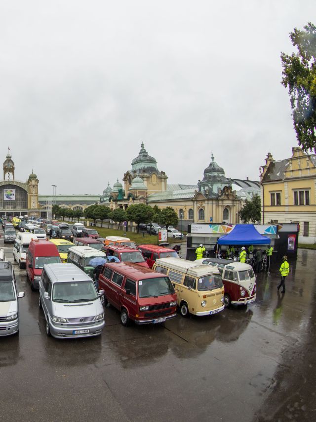 Centrem Prahy projelo 120 Transporterů všech generací