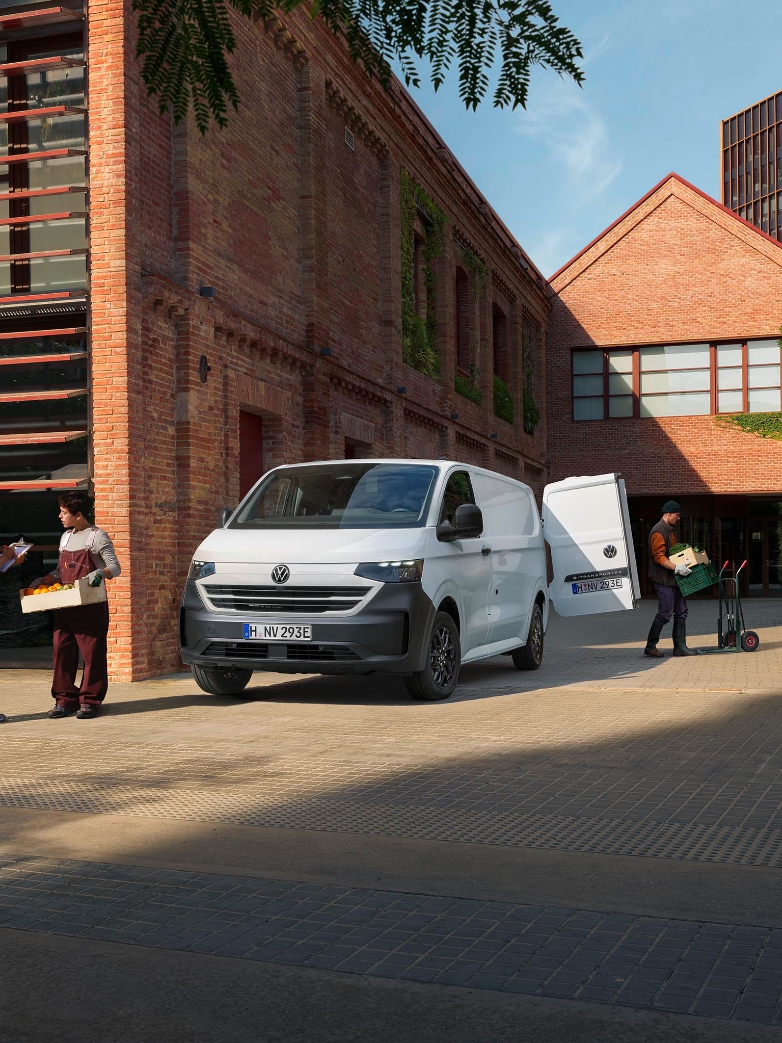Volkswagen Transporter bílé barvy stojící u budovy