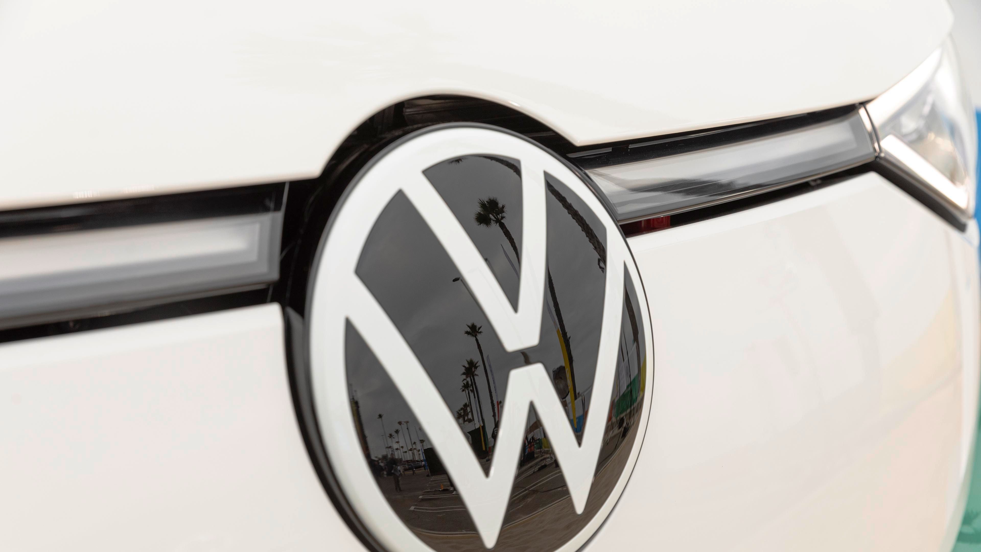 Logo Volkswagen na modelu ID. Buzz