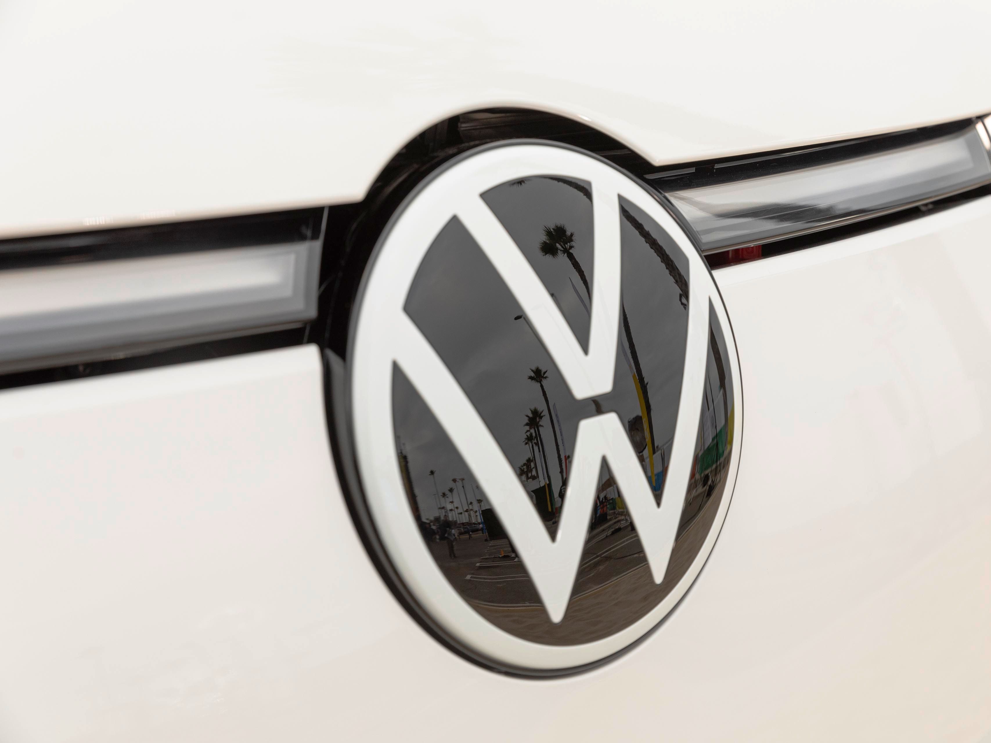 Logo Volkswagen na modelu ID. Buzz