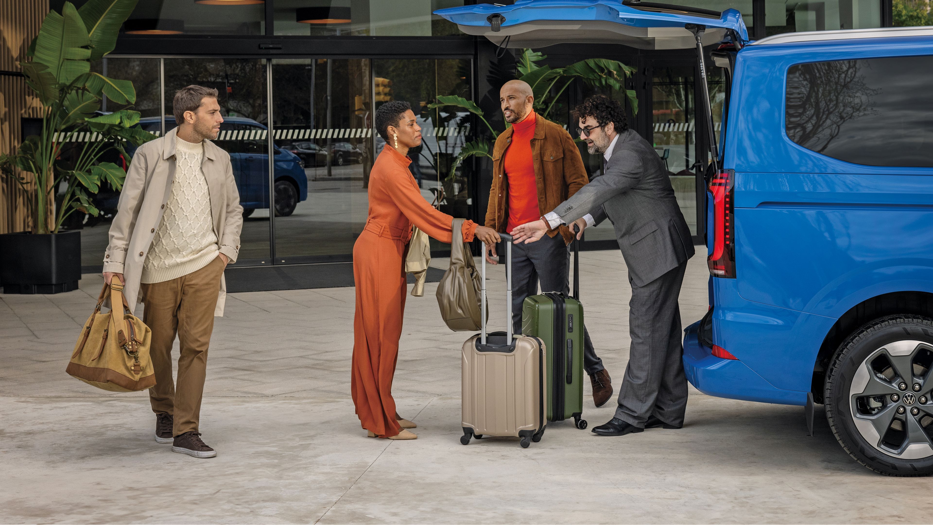 Vykládání zavazadel z vozu Volkswagen Caravelle