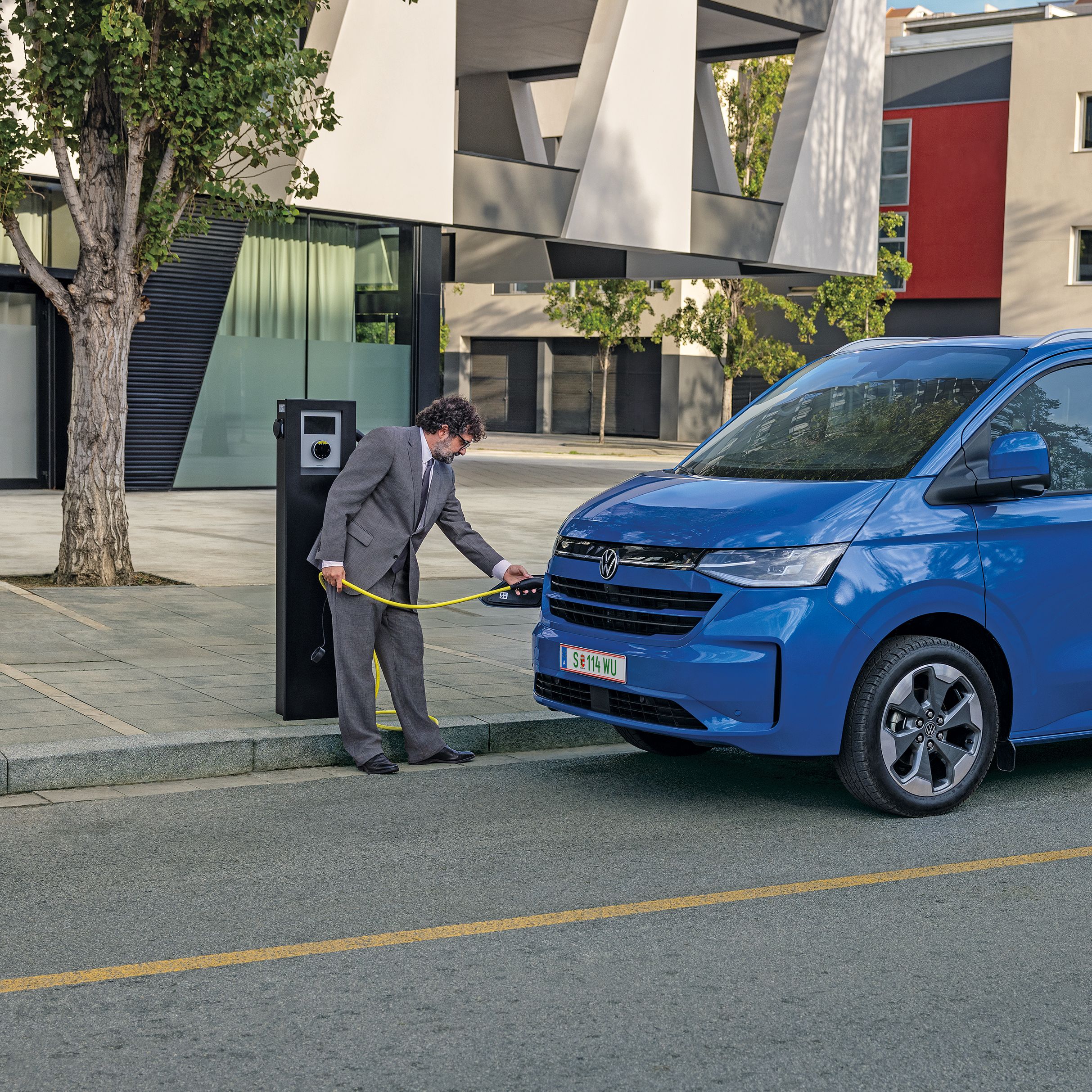 Nabíjení modrého Volkswagen e-Caravelle