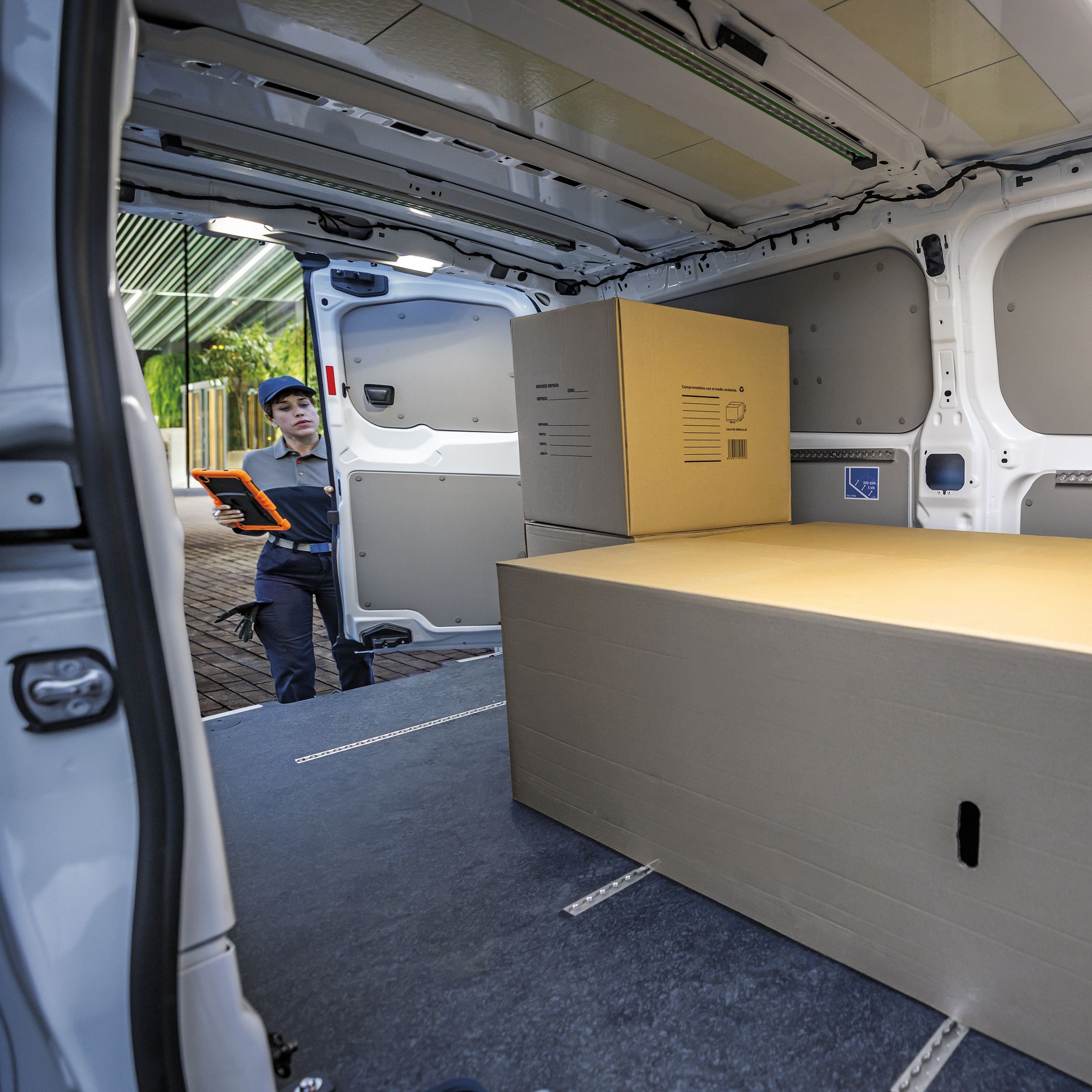 Balíky v nákladním prostoru Volkswagen Transporteru