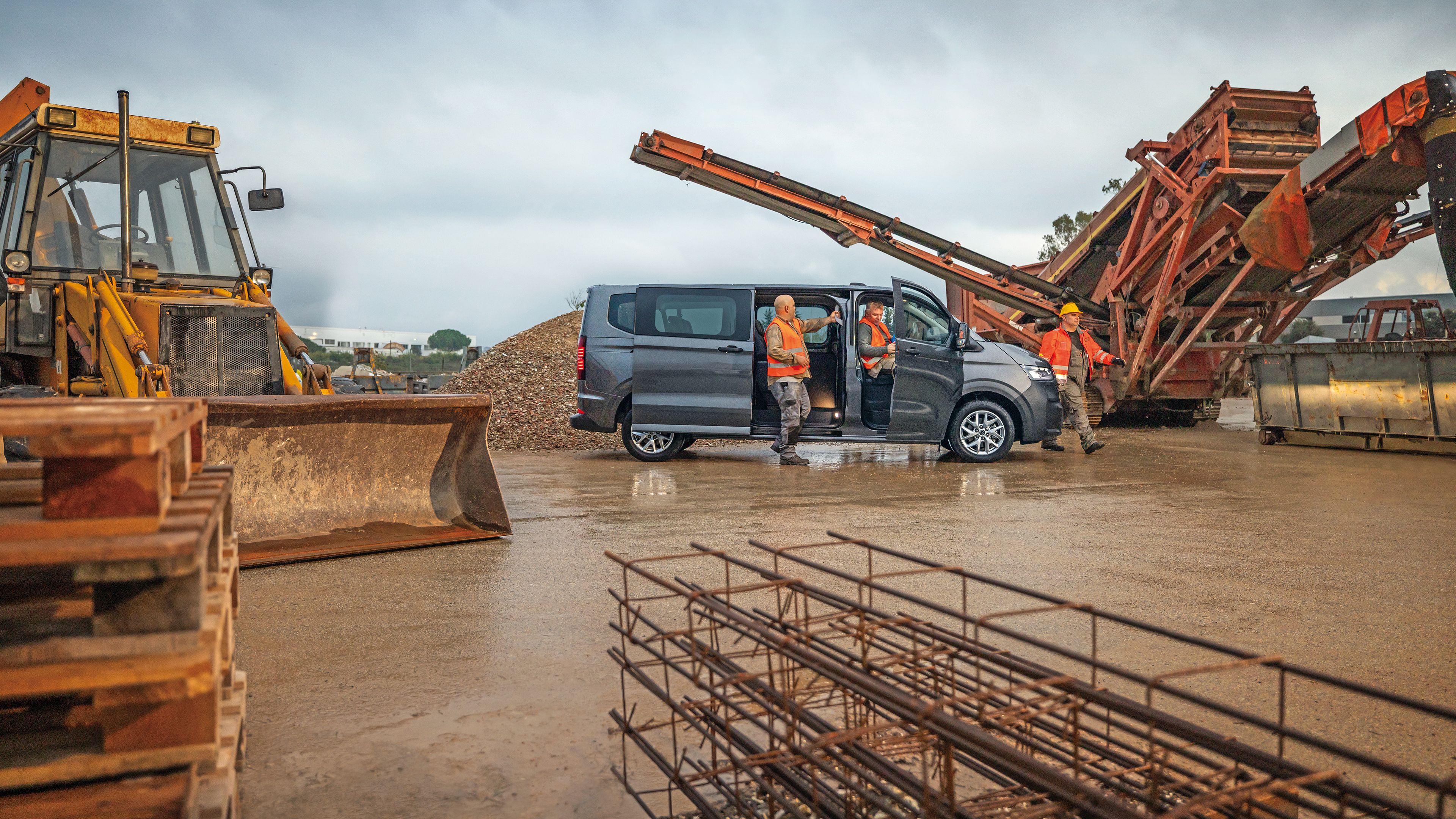 Volkswagen Transporter kombi v šedé barvě s lidmi