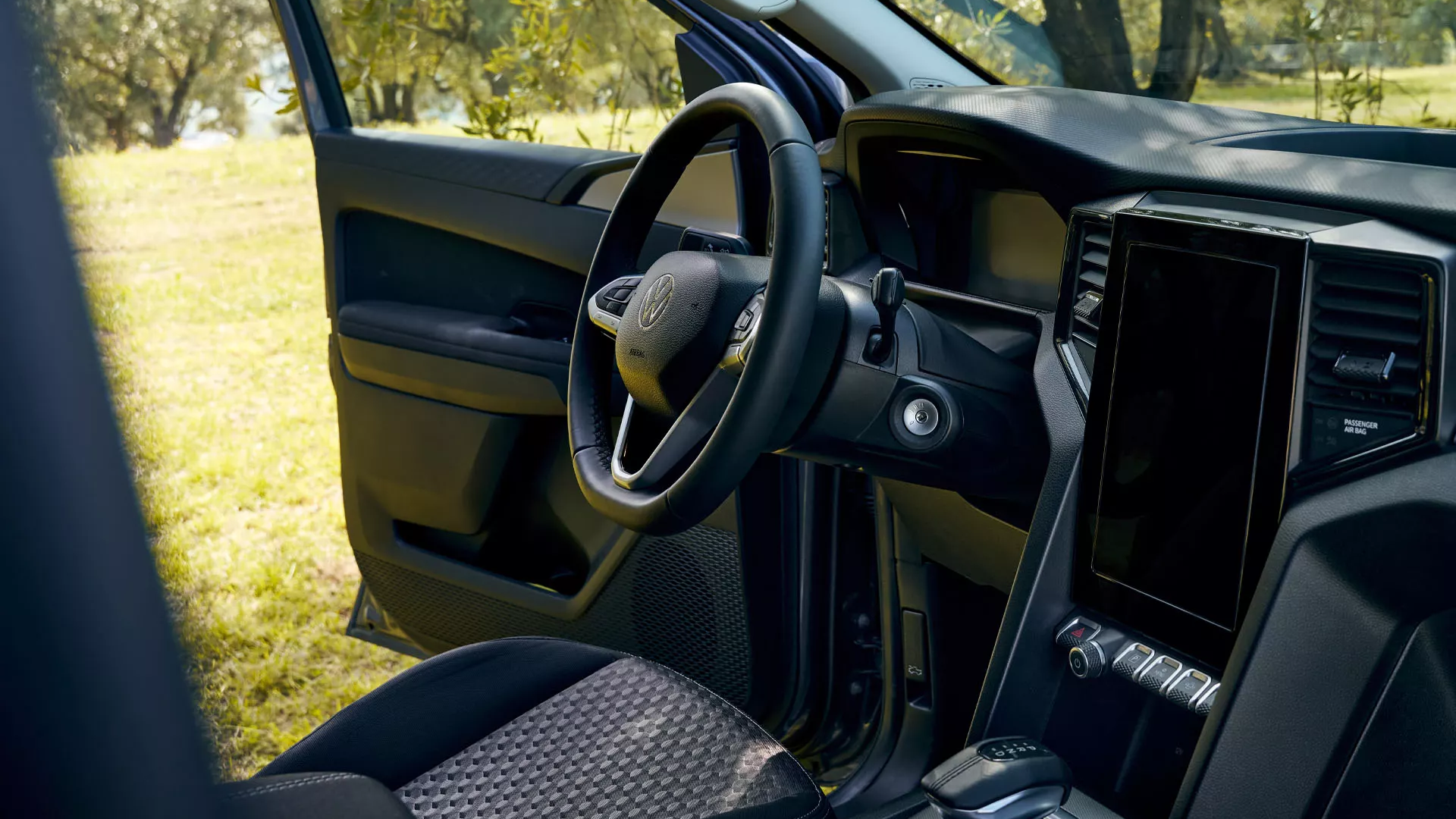 Volkswagen Amarok zevnitř s otevřenými dveřmi řidiče na straně řidiče 