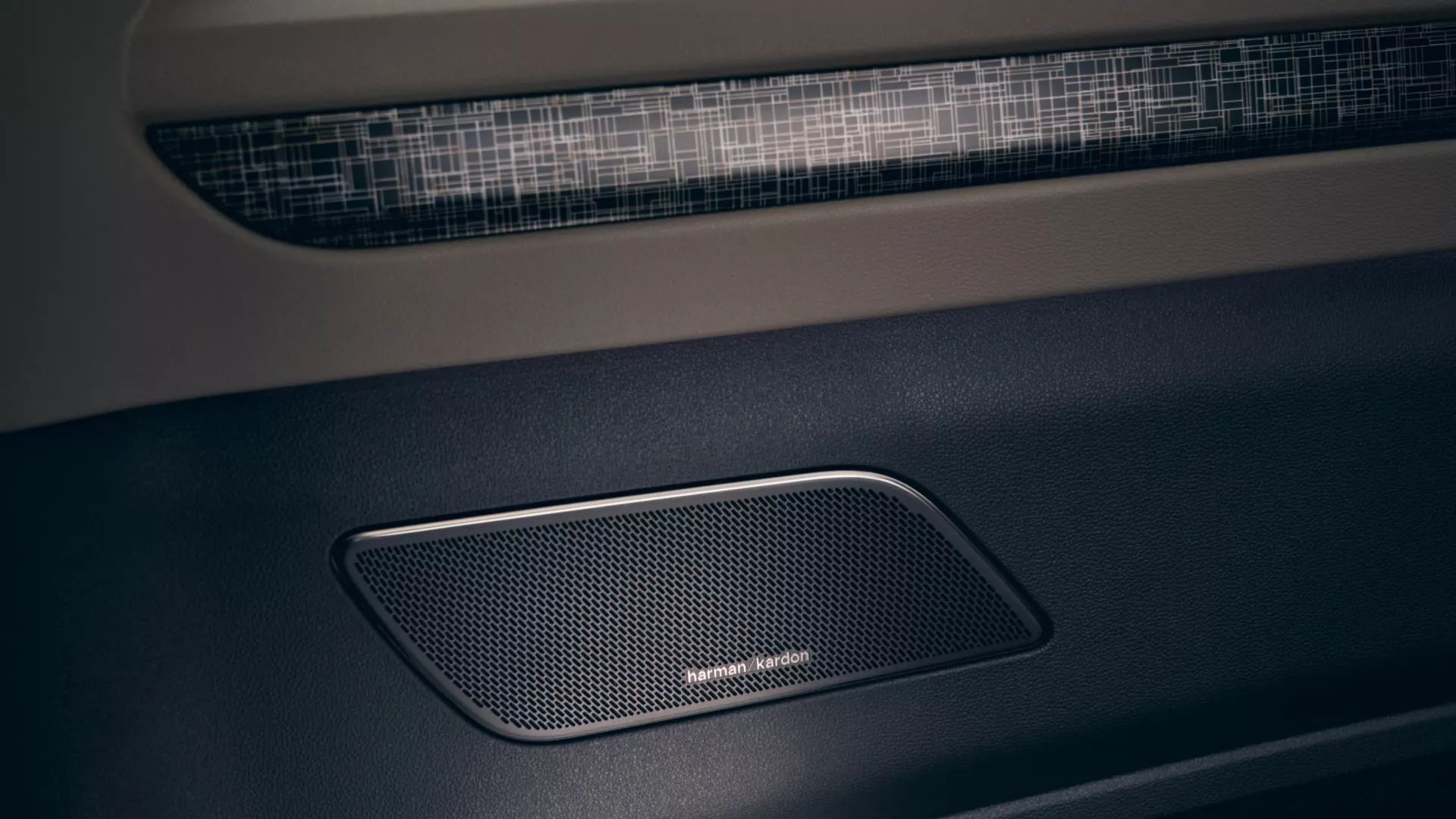 Interiér vozu Volkswagen Multivan, detail Harman/Kardon Soundsystem