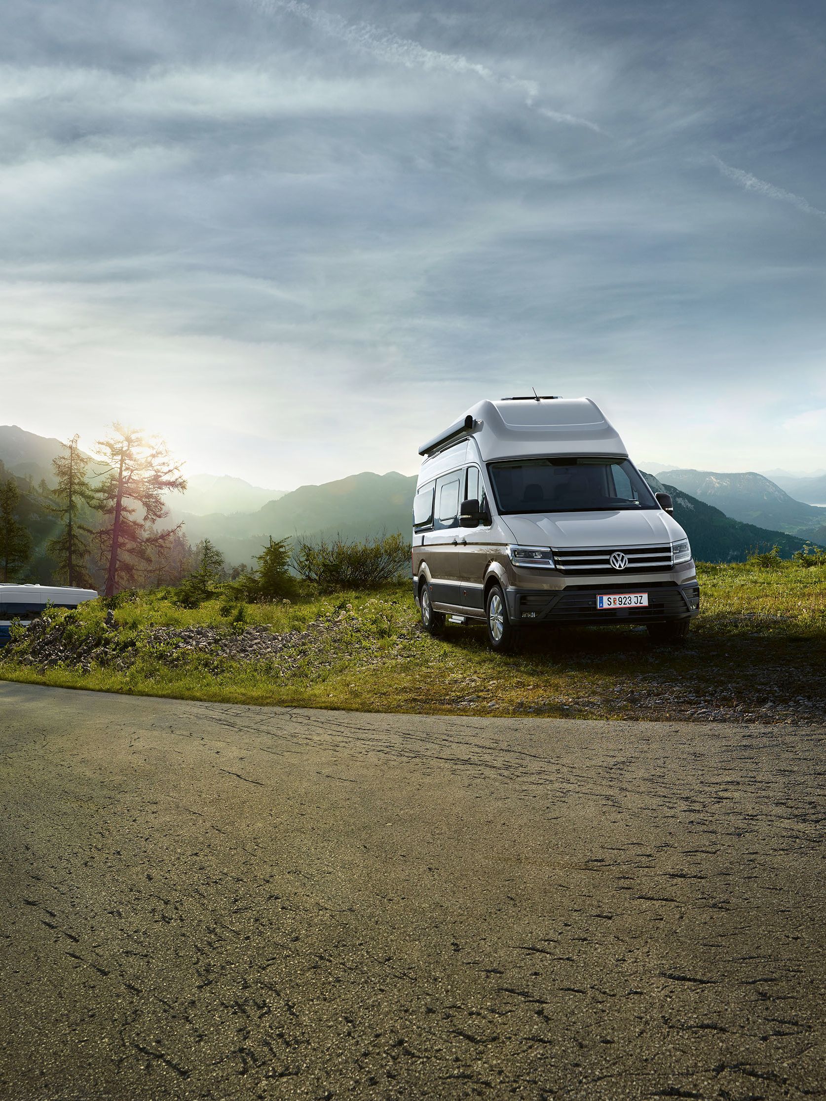 VW Grand California na louce