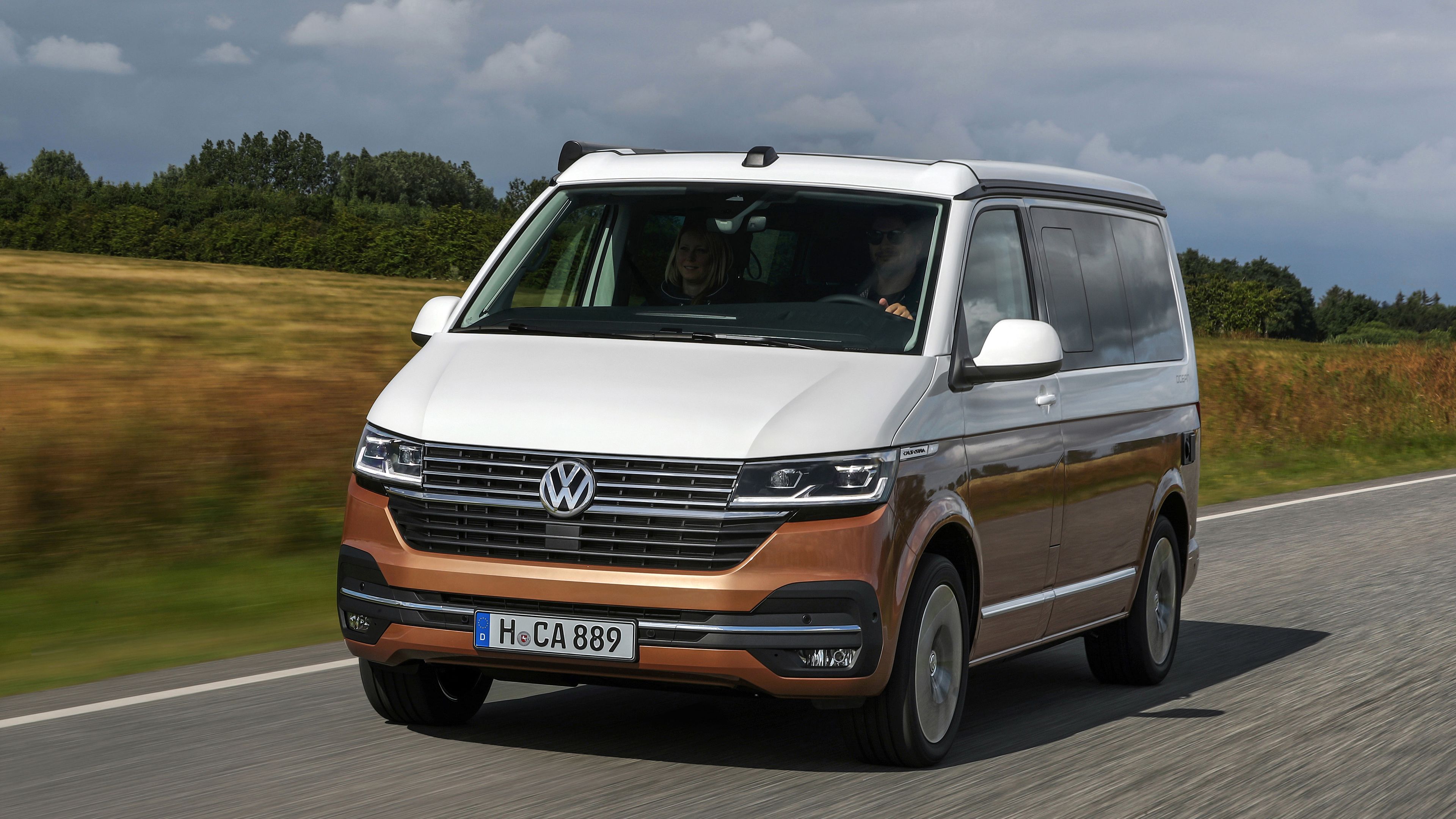 VW T6.1 California Zweifarblackierung Fahrt Straße