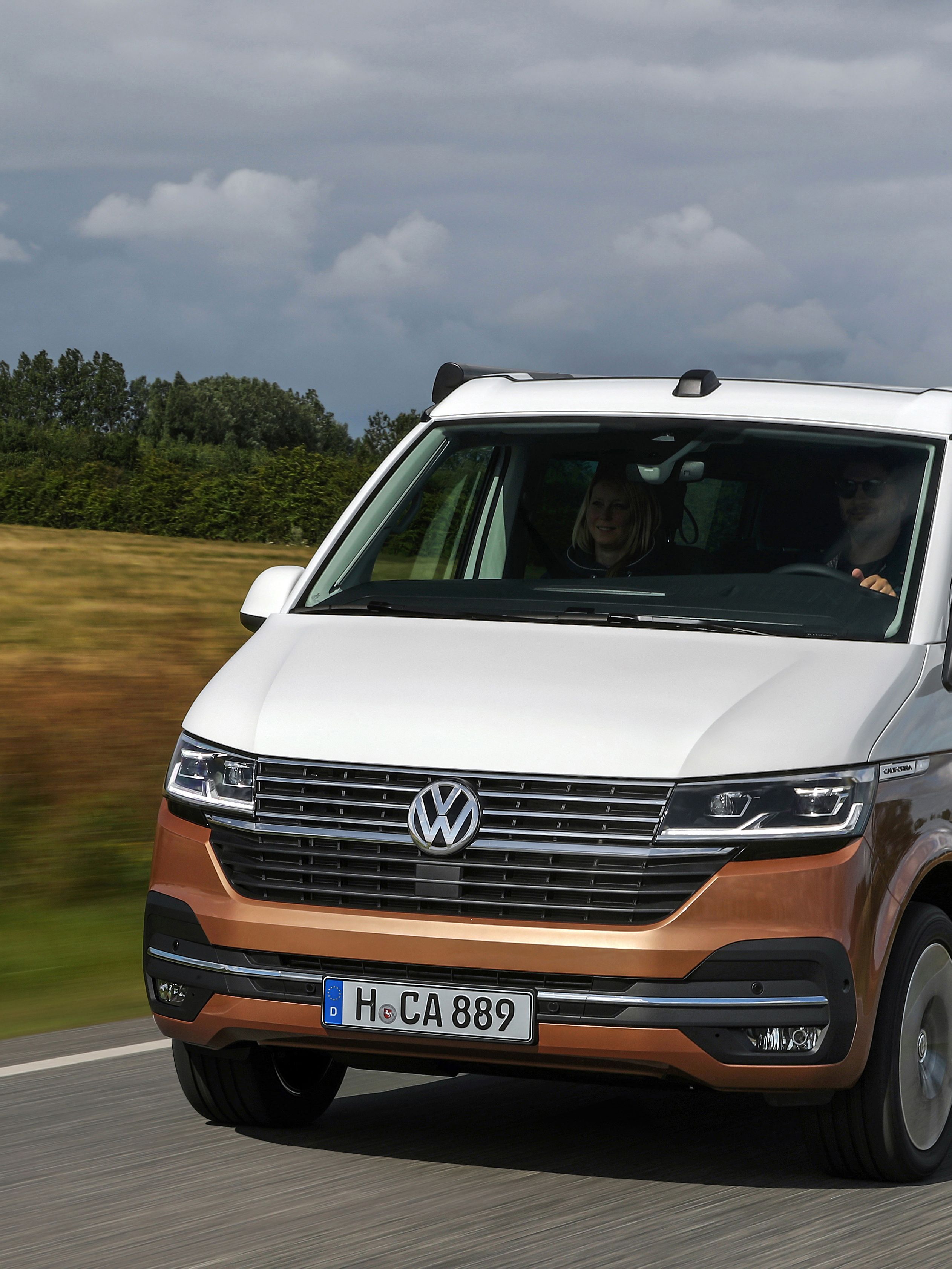 VW T6.1 California Zweifarblackierung Fahrt Straße
