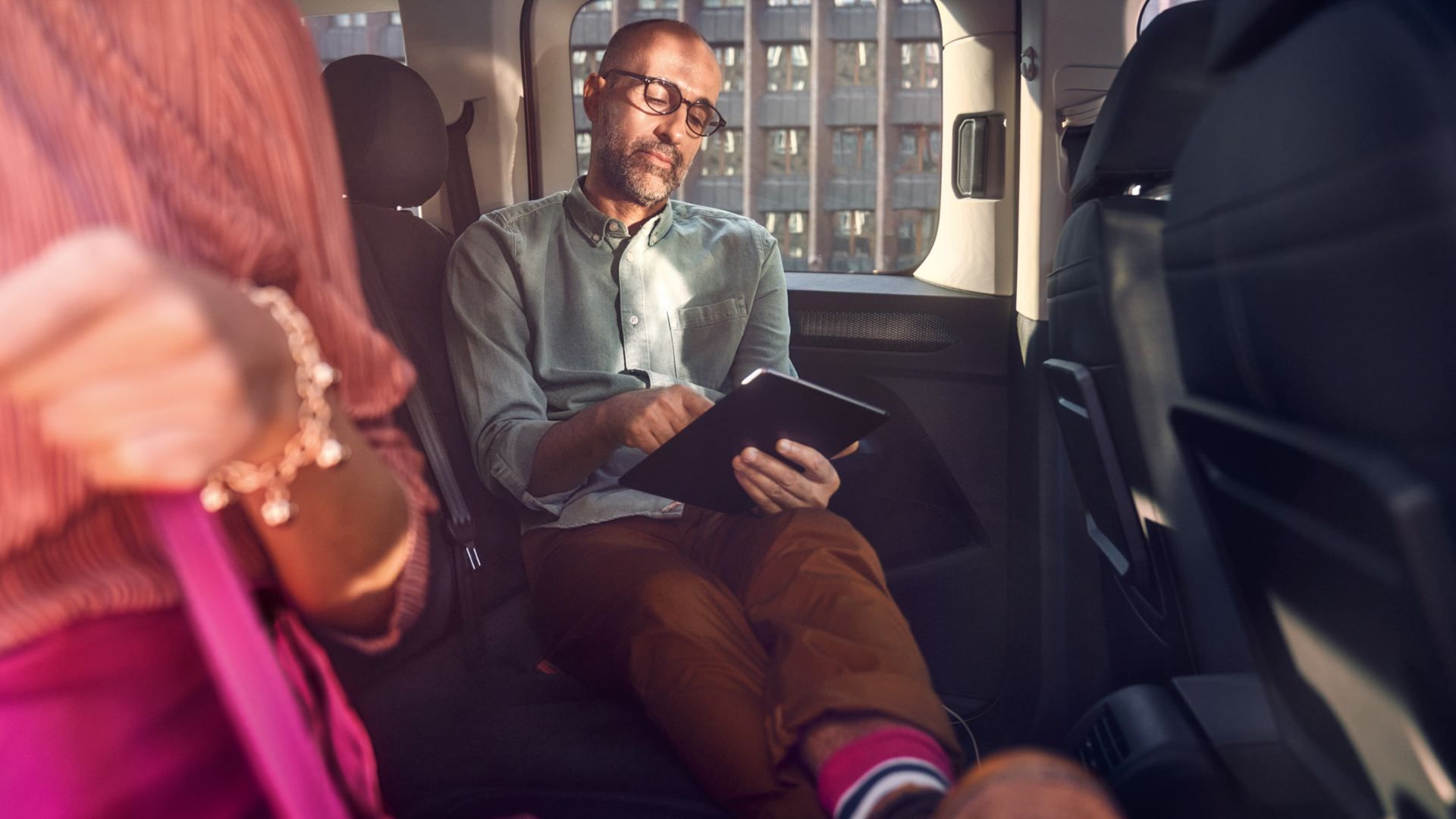 Zu sehen ist eine Frau die die VW We Connect App auf einem Smartphone bedient 