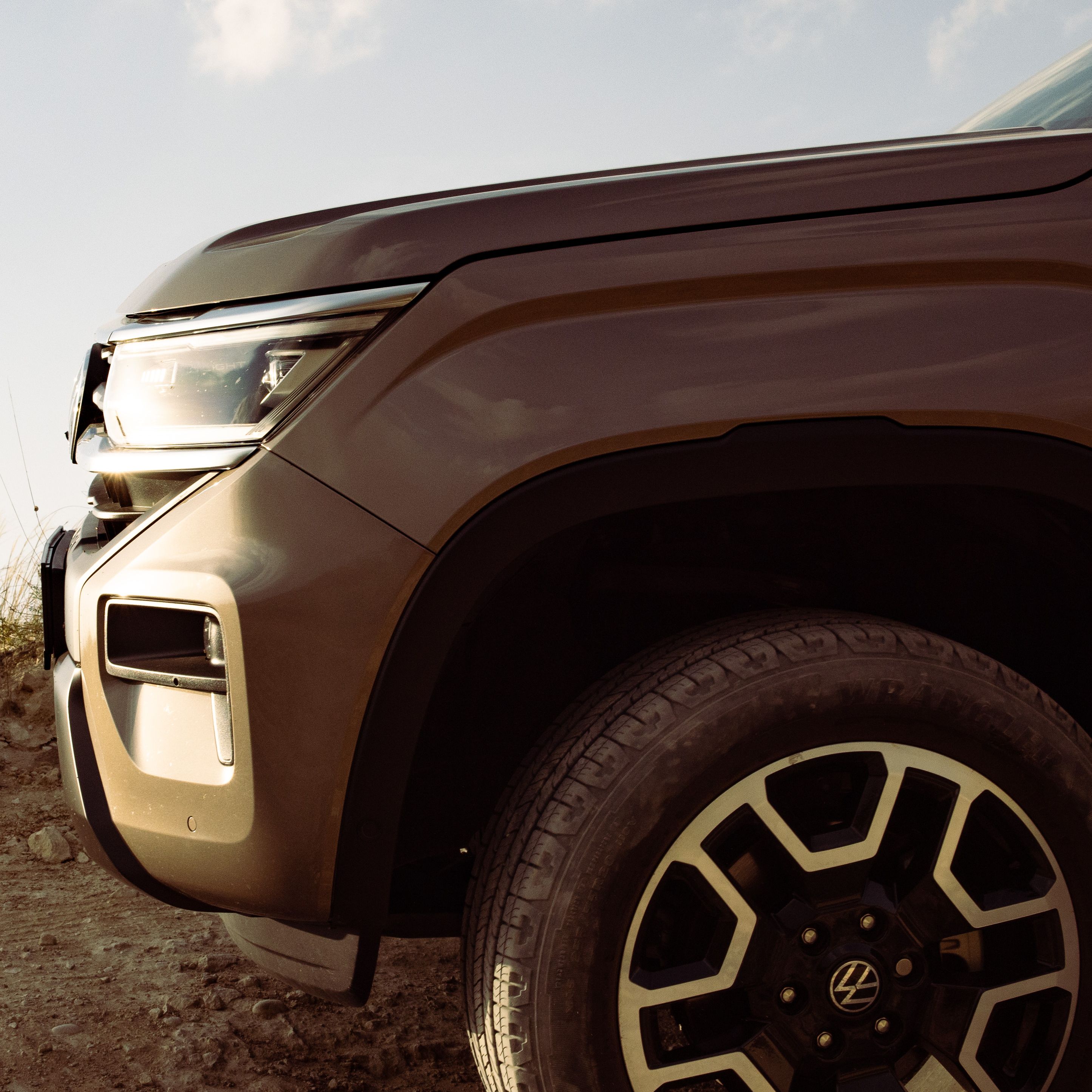 Kola Volkswagen Amarok zleva vpředu