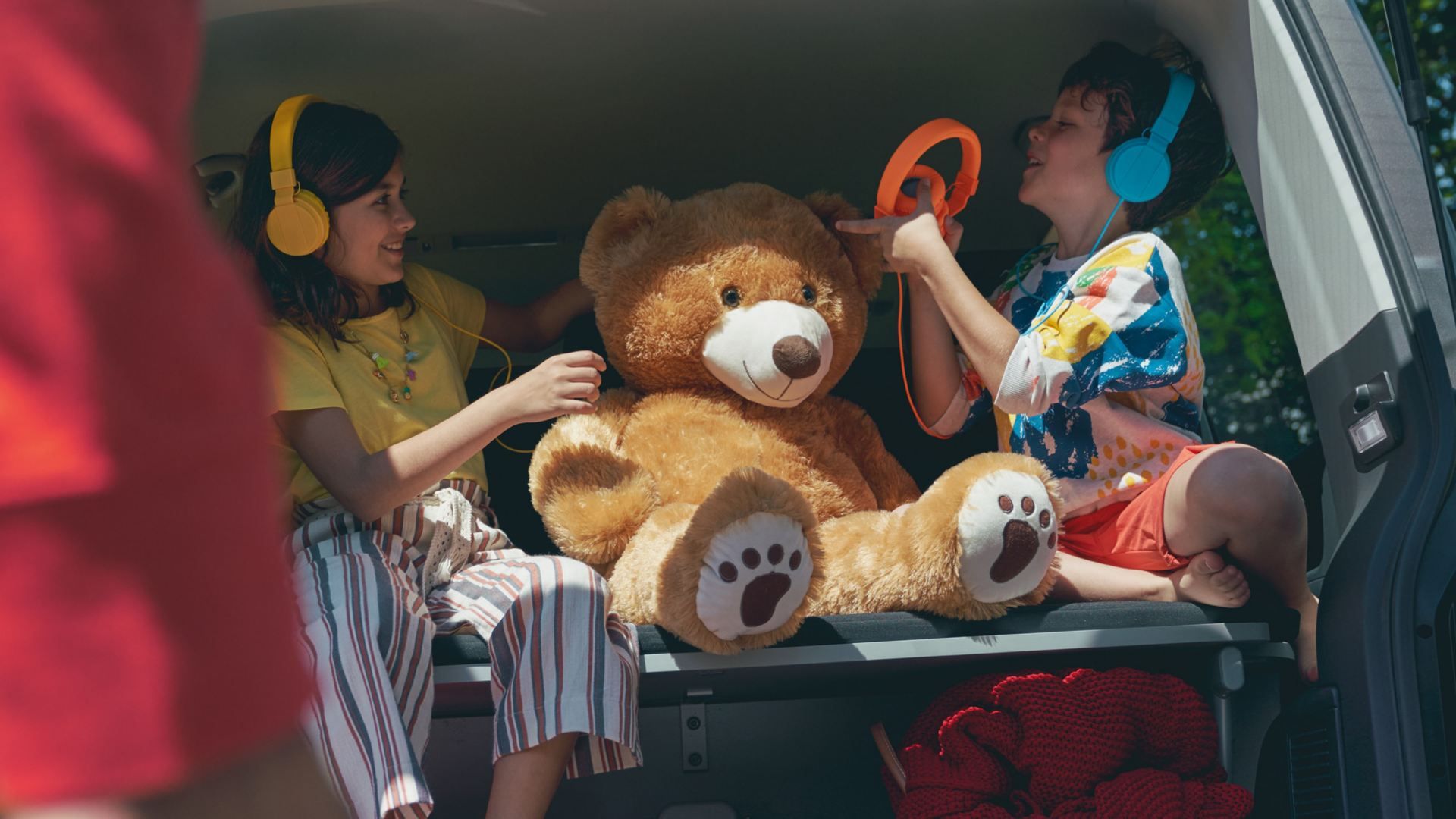 Zu sehen ist eine Frau die die VW We Connect App auf einem Smartphone bedient 