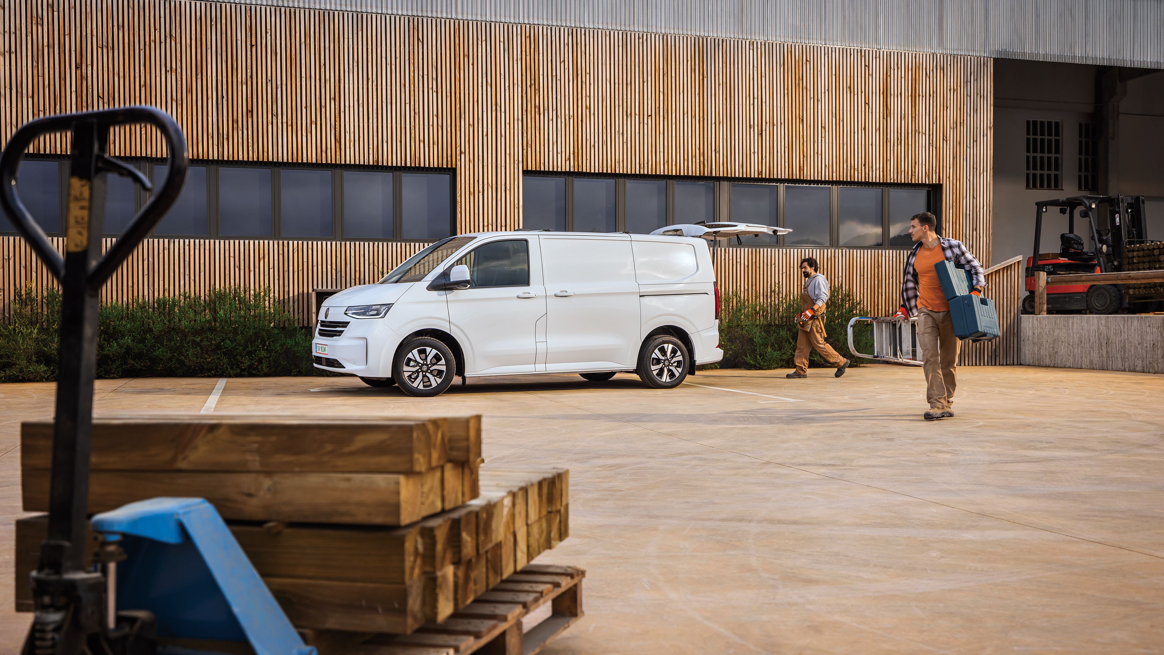 Volkswagen Transporter s otevřenými zadními výklopnými dveřmi