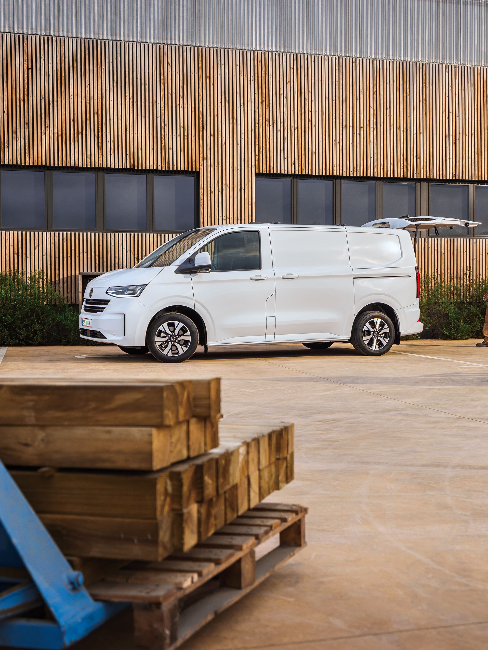 Volkswagen Transporter s otevřenými zadními výklopnými dveřmi
