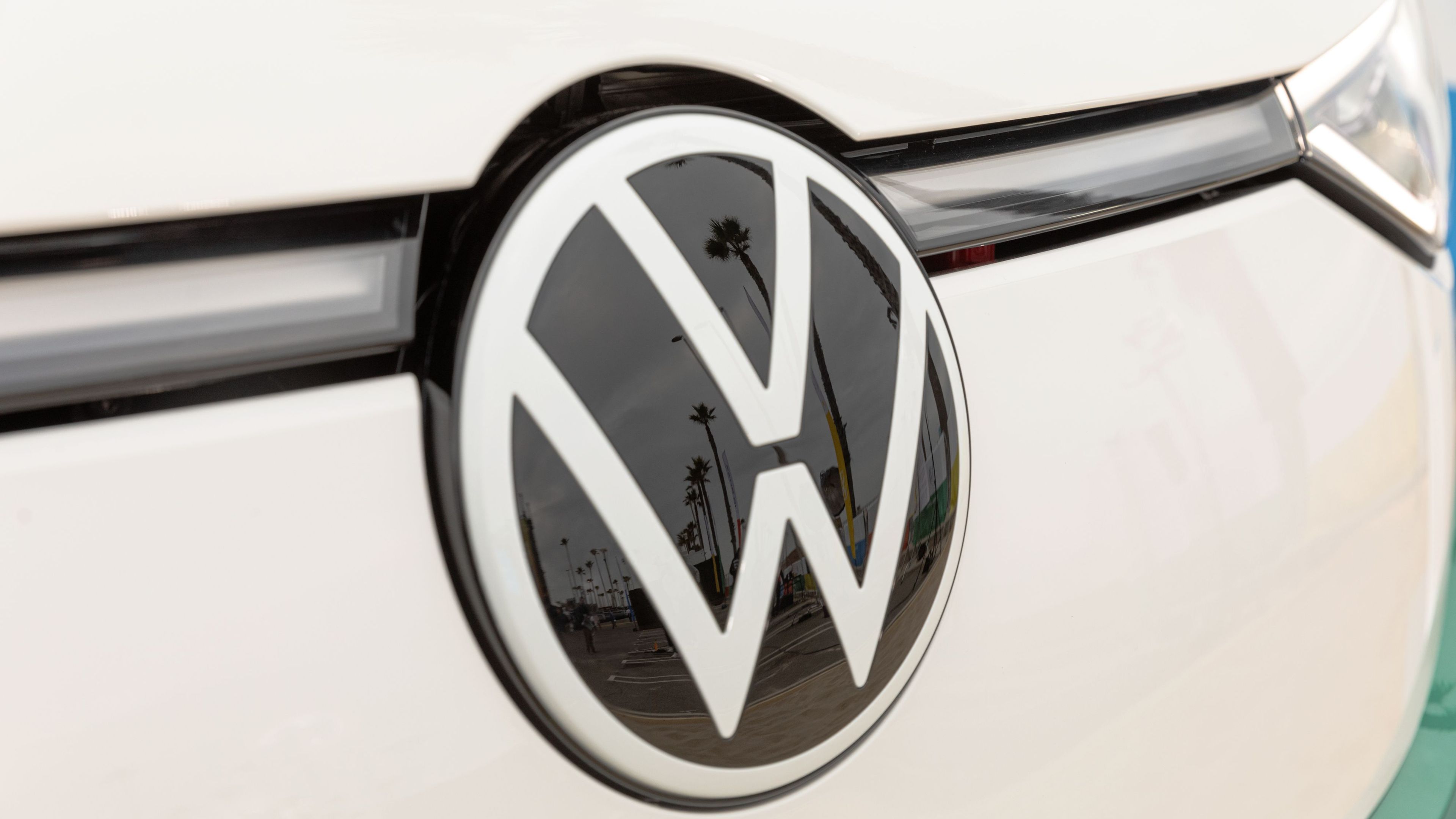 Logo Volkswagen na vozu ID. Buzz