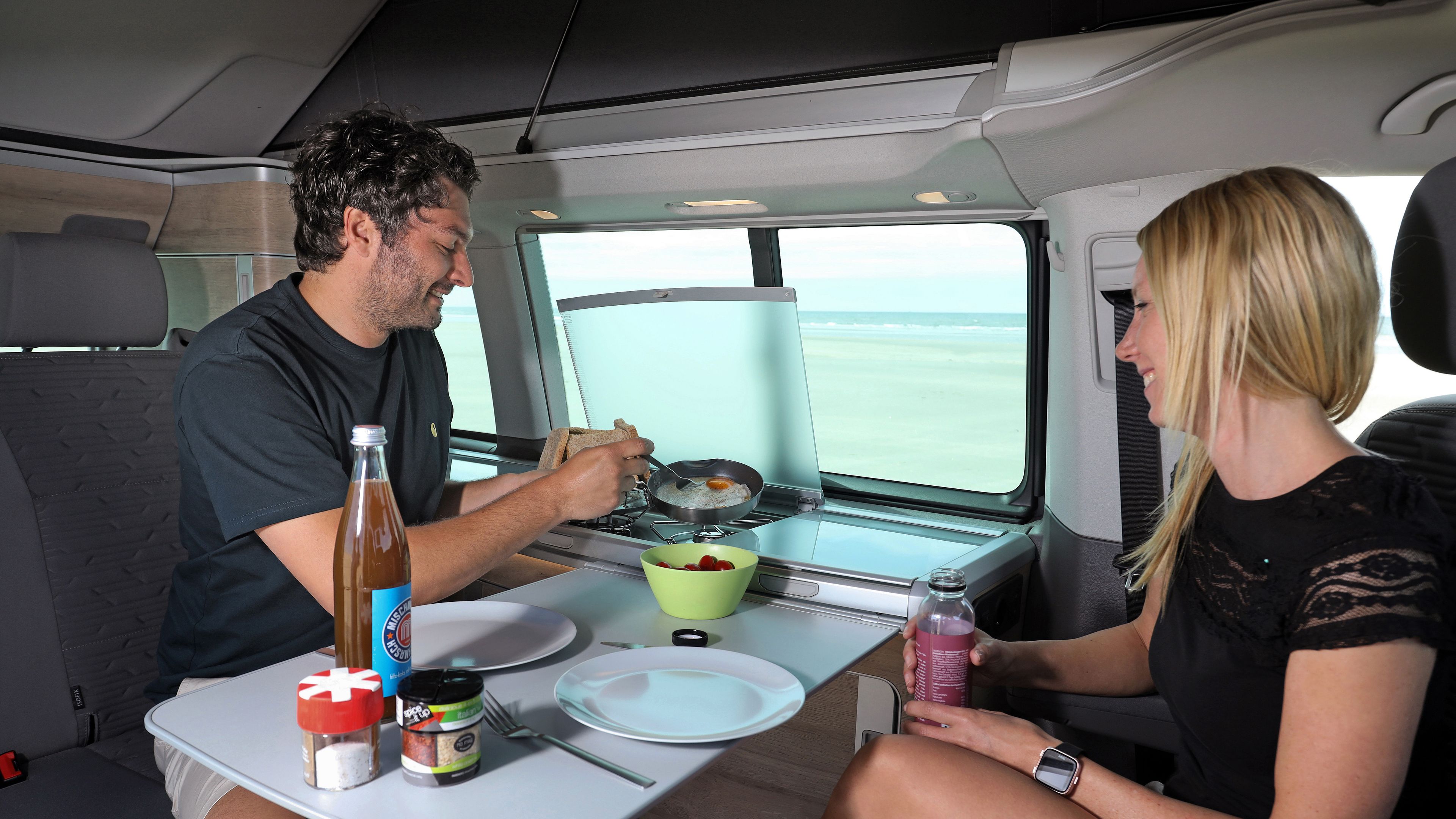 VW T6.1 California Tisch kochen essen