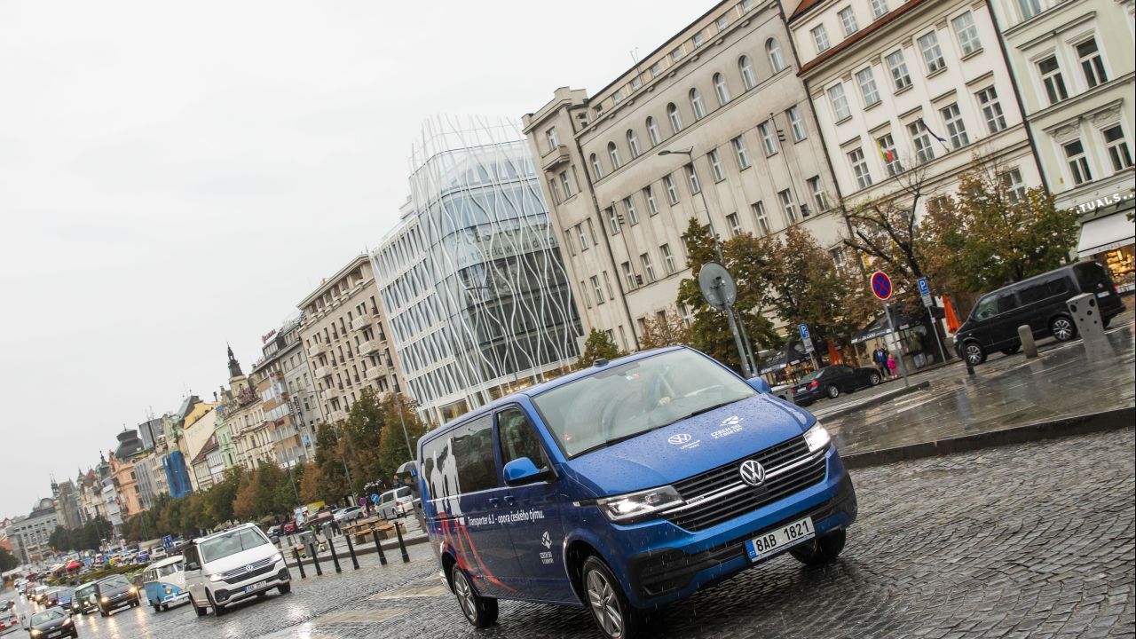 Centrem Prahy projelo 120 Transporterů všech generací