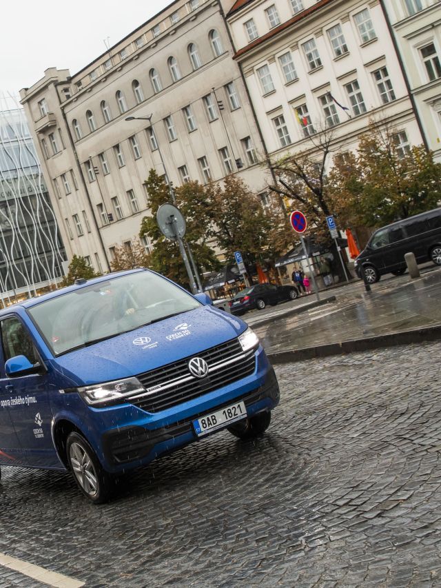 Centrem Prahy projelo 120 Transporterů všech generací