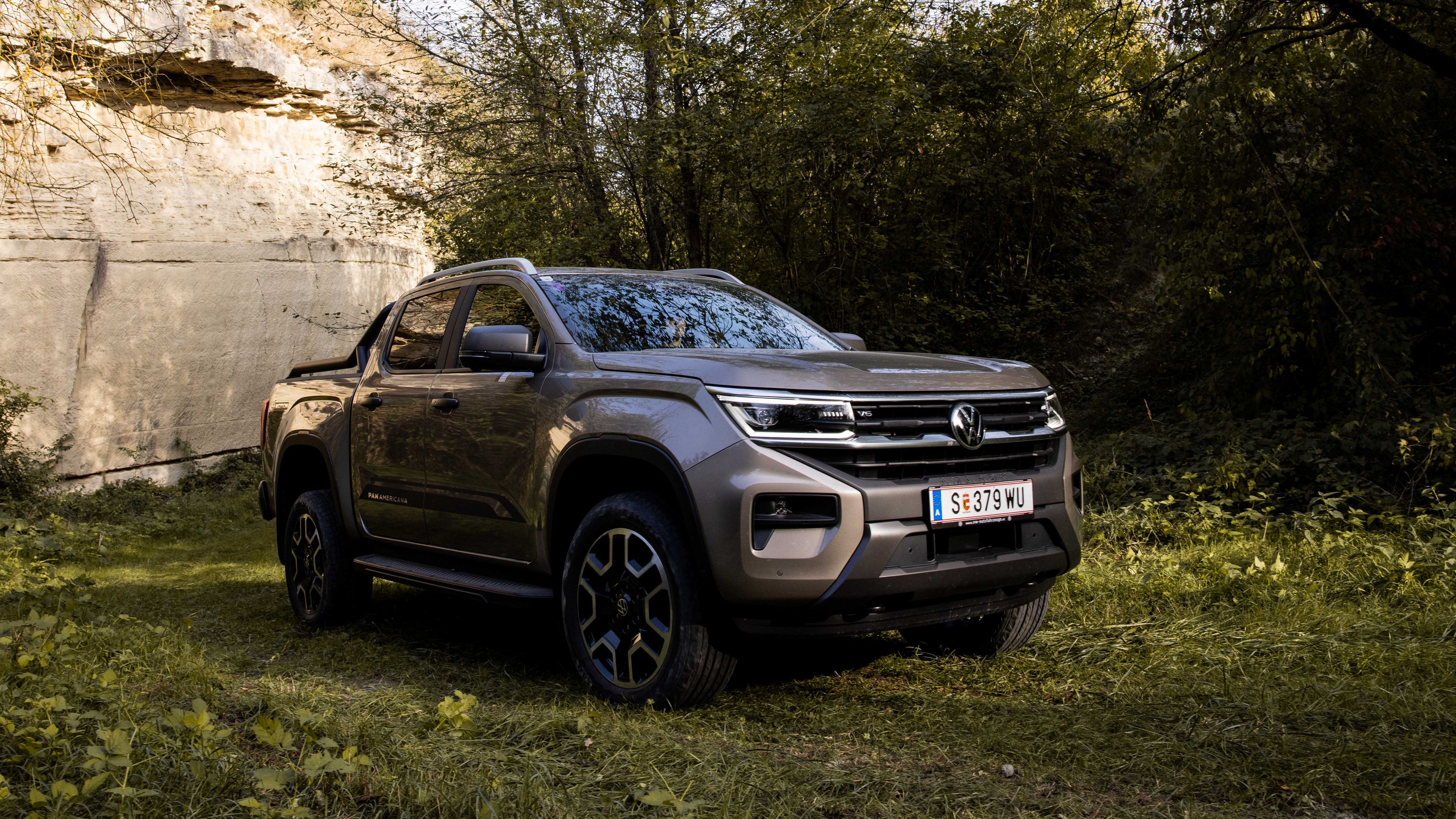 Volkswagen Amarok je zaparkovaný v lese.