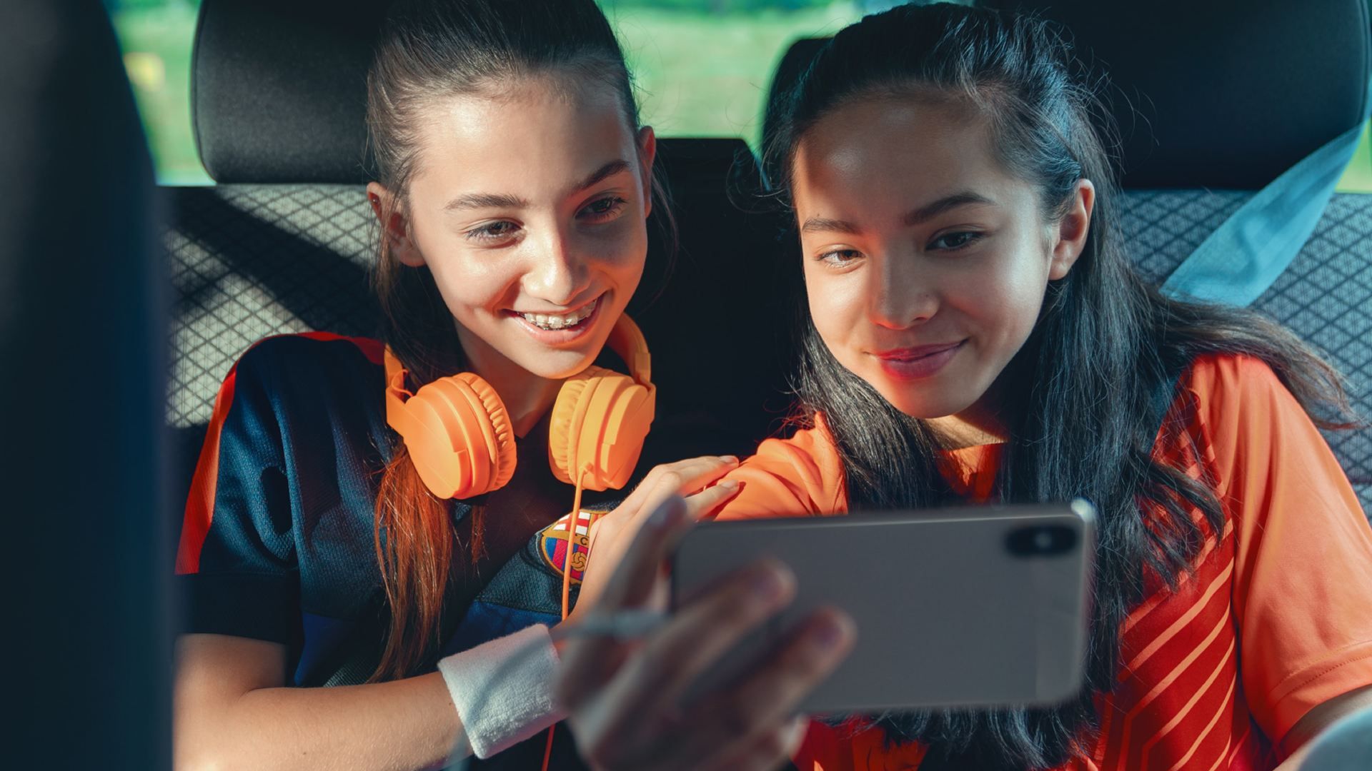 Zu sehen ist eine Frau die die VW We Connect App auf einem Smartphone bedient 