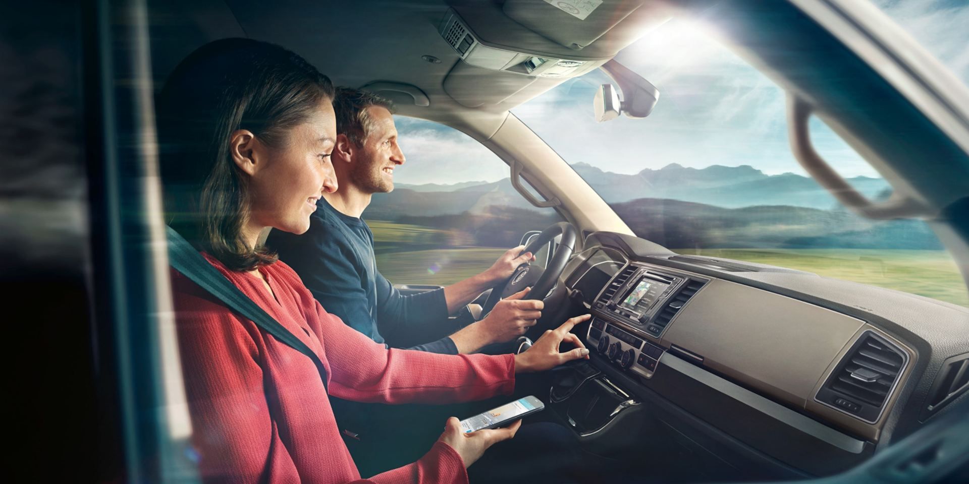 Ein Pärchen sitzt in einem VW und verwendet Car-Net