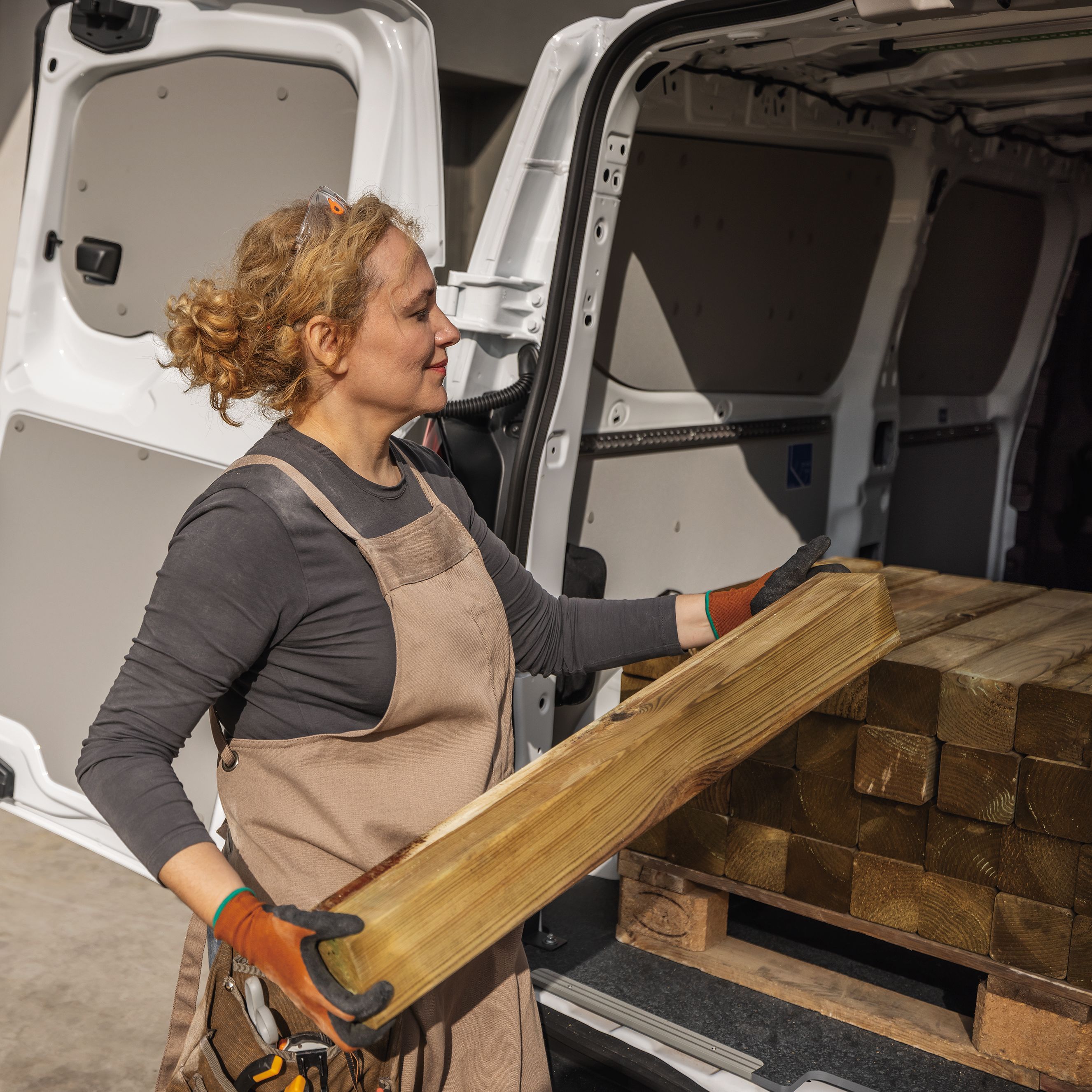 Volkswagen Transporter, nakládání dřeva do nákladového prostoru