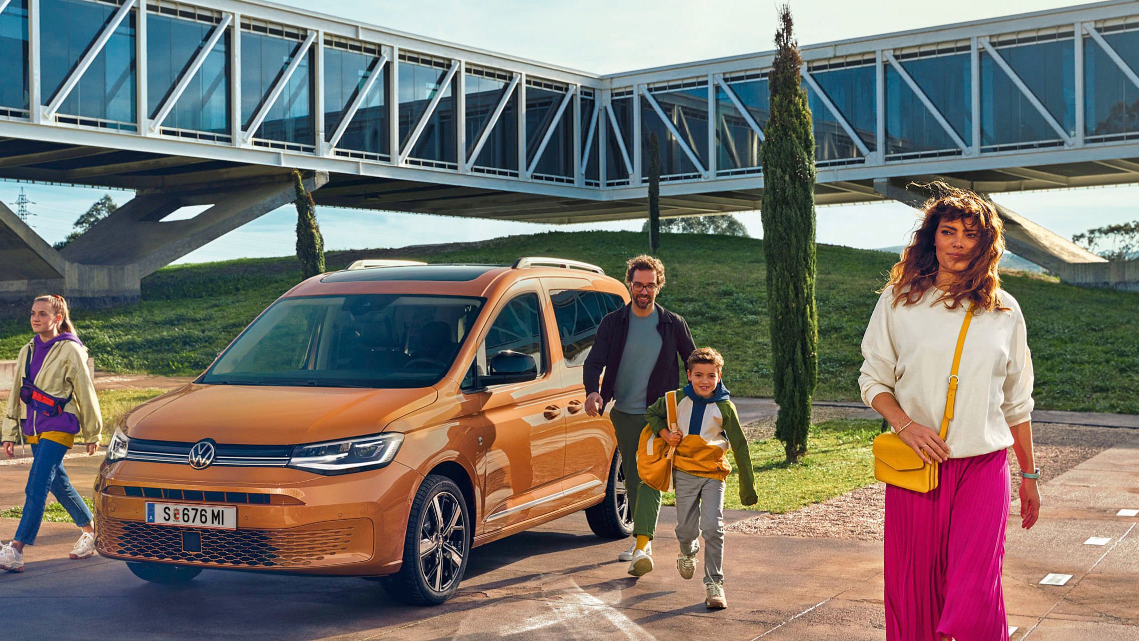 Eine Familie geht vom Caddy California weg