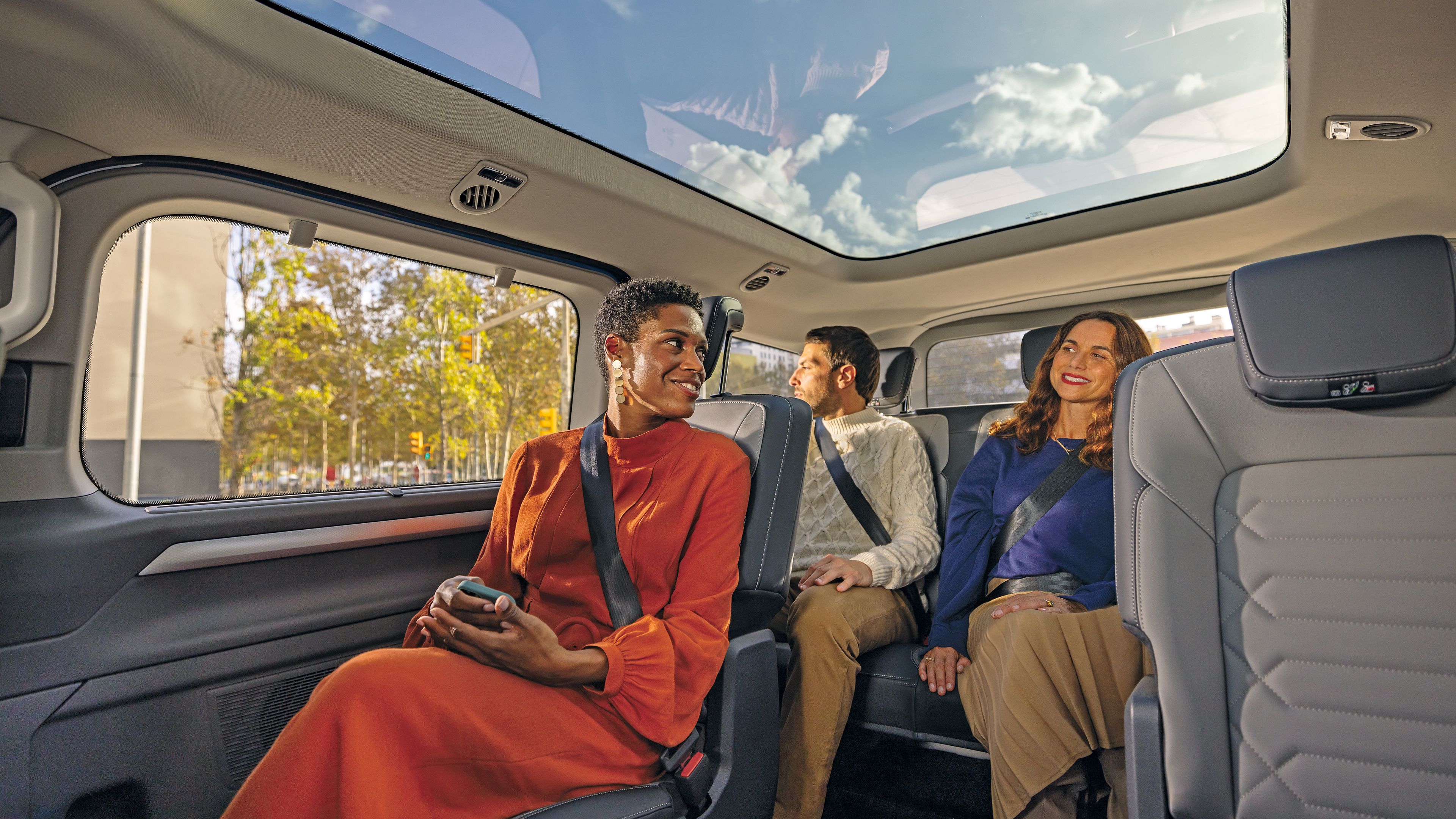 Interiér Volkswagen Caravelle s panoramatickou střechou