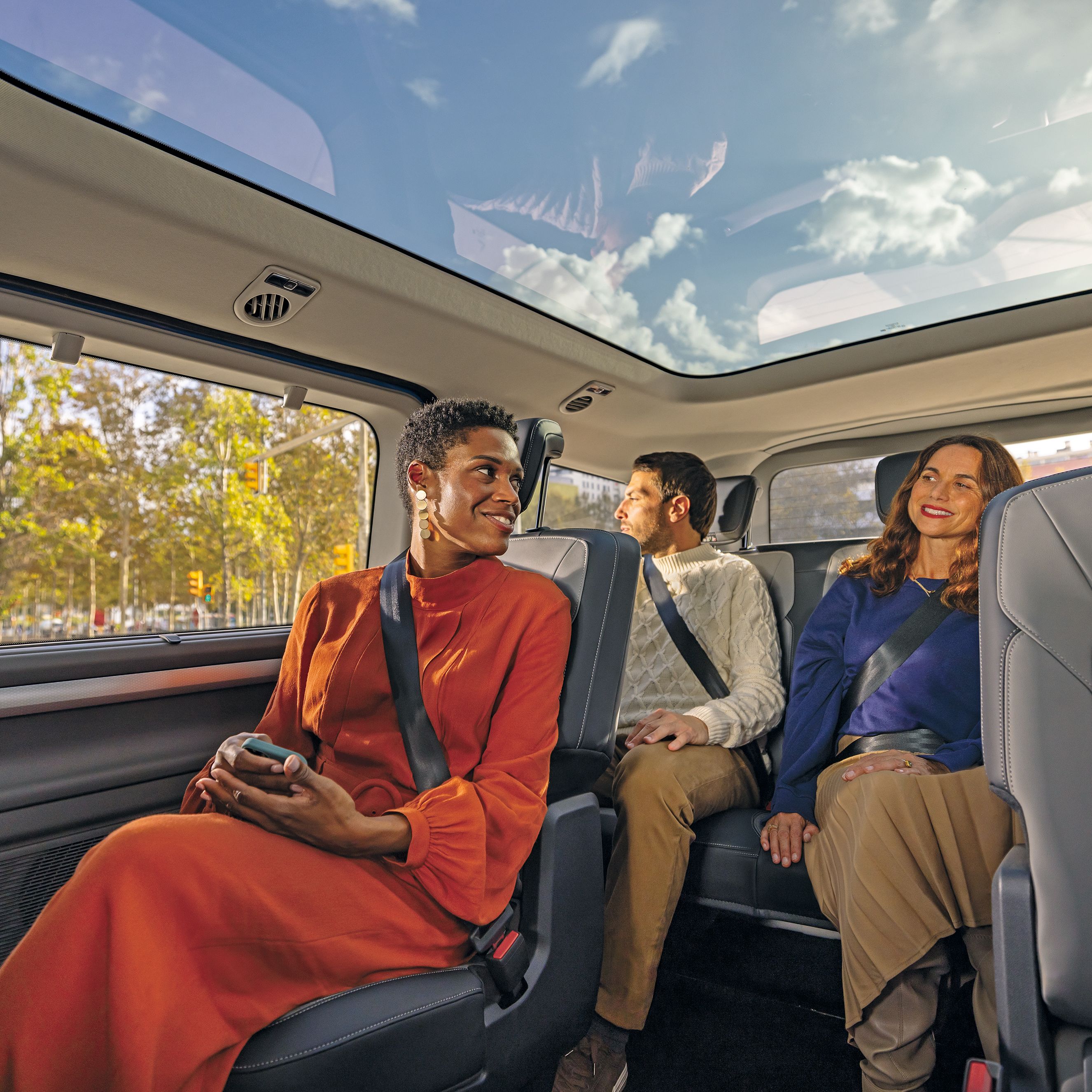 Interiér Volkswagen Caravelle s panoramatickou střechou