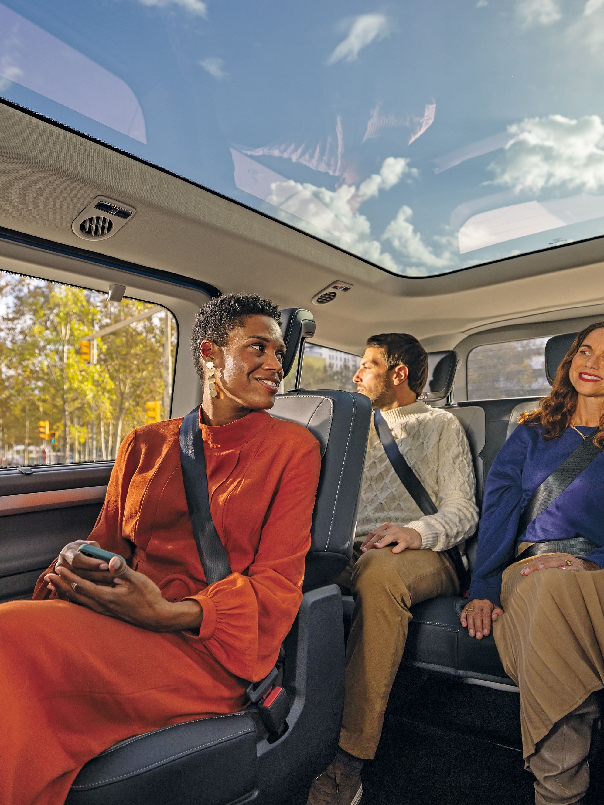 Interiér Volkswagen Caravelle s panoramatickou střechou