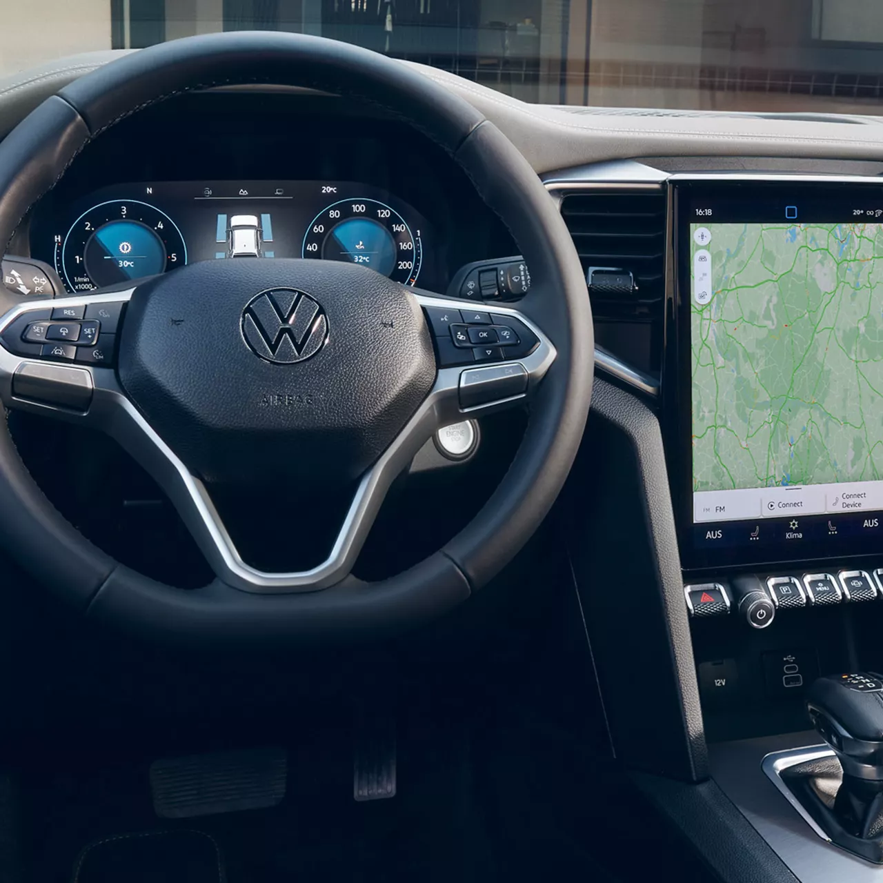 Pohled na volant a infotainment vozu Volkswagen Amarok, digitální kokpit