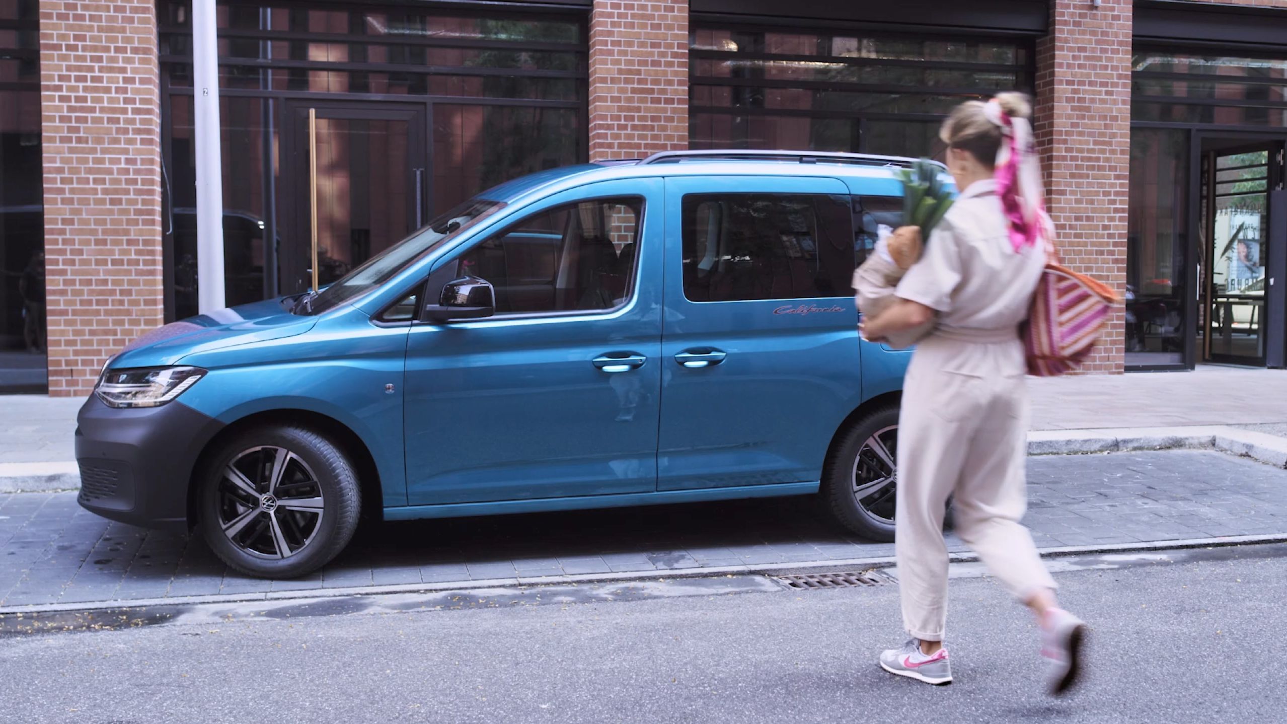 Der neue VW Caddy California in der Seitenansicht