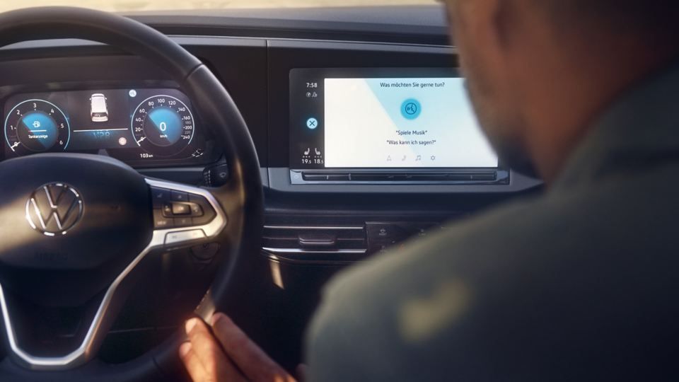 Hlasové ovládání je možné aktivovat dodatečně. Vybrané funkce Vašeho užitkového vozu Volkswagen pak můžete ovládat přirozenými hlasovými pokyny.