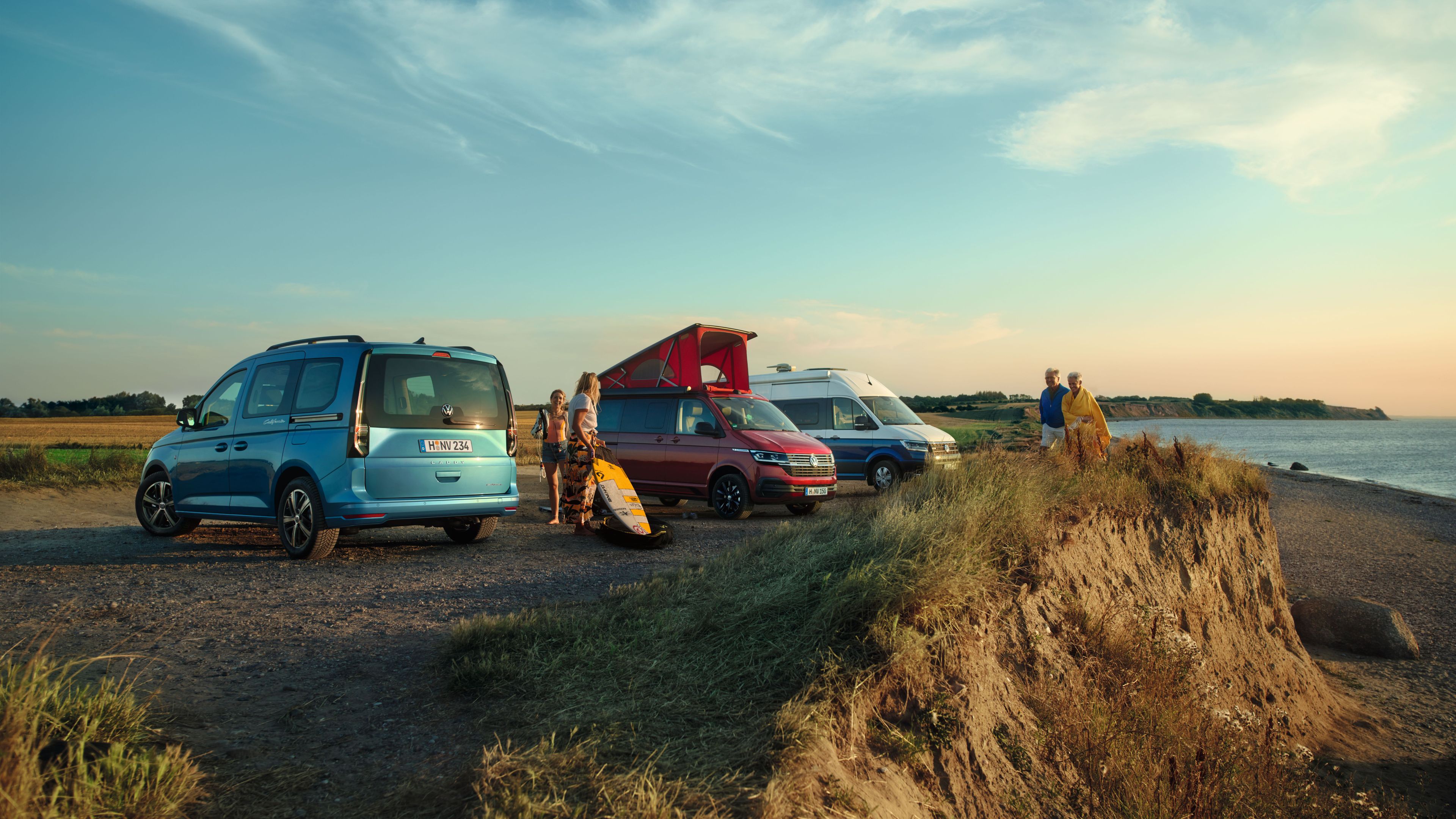 Der VW Multivan steht an einer Ladesäule.