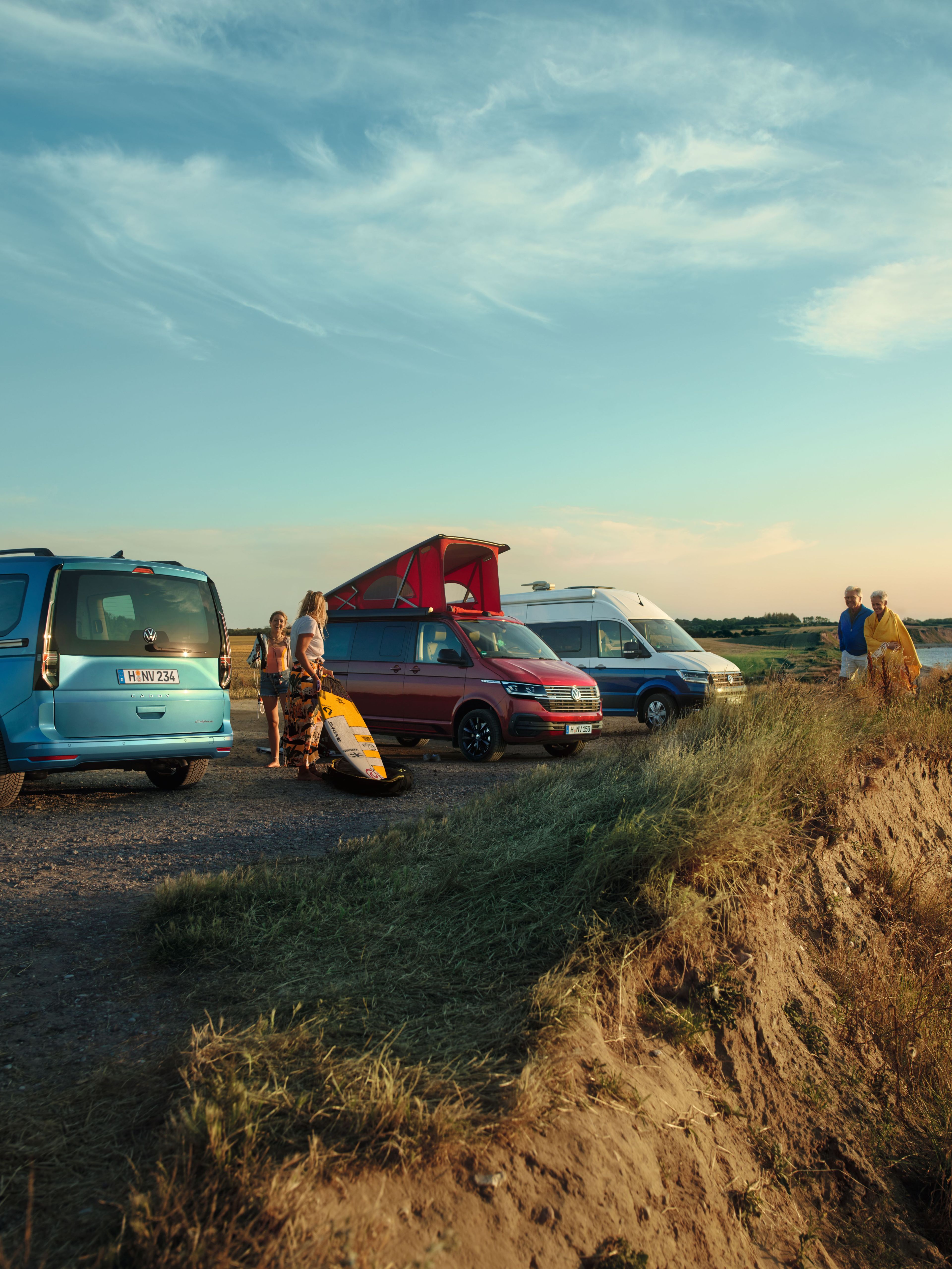 Der VW Multivan steht an einer Ladesäule.