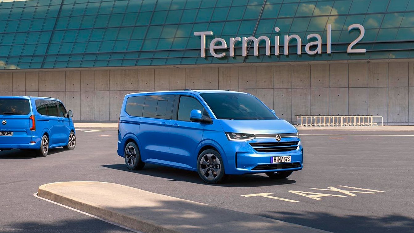 Volkswagen Caravelle parkující u letiště