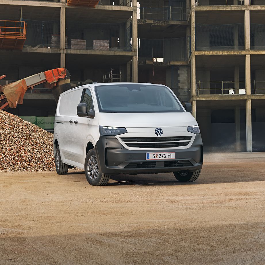Volkswagen Transporter v bílé barvě na staveništi