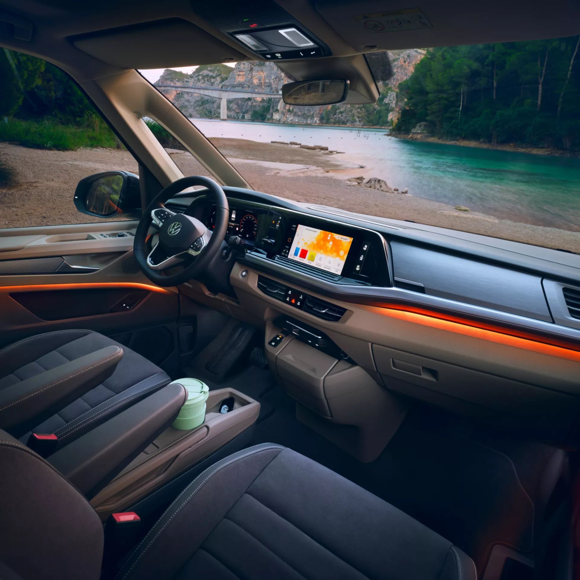 Interiér vozu Volkswagen Multivan, detail ambientního osvětlení