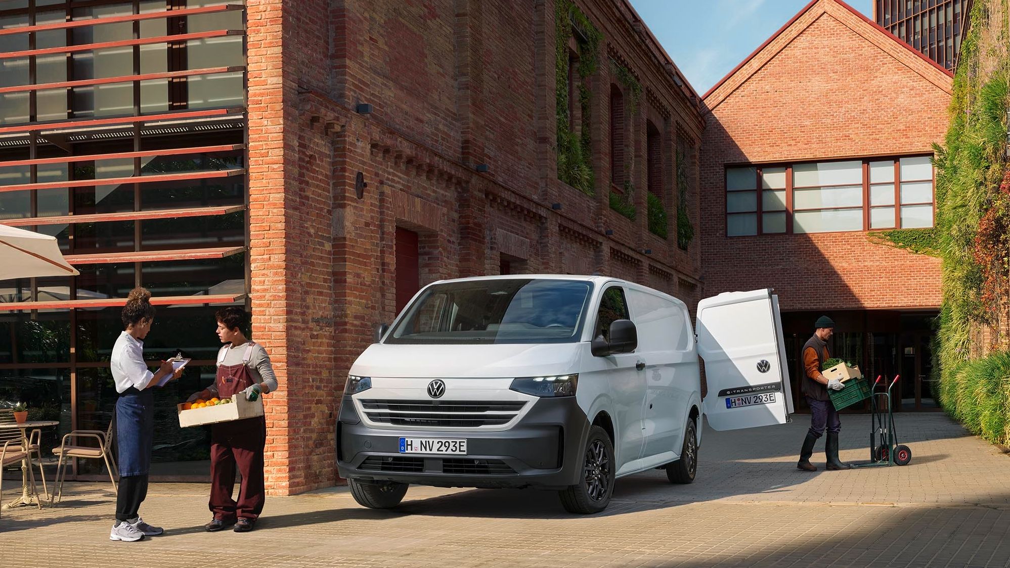 Volkswagen Transporter bílé barvy stojící u budovy