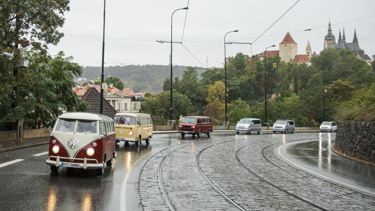 Centrem Prahy projelo 120 Transporterů všech generací