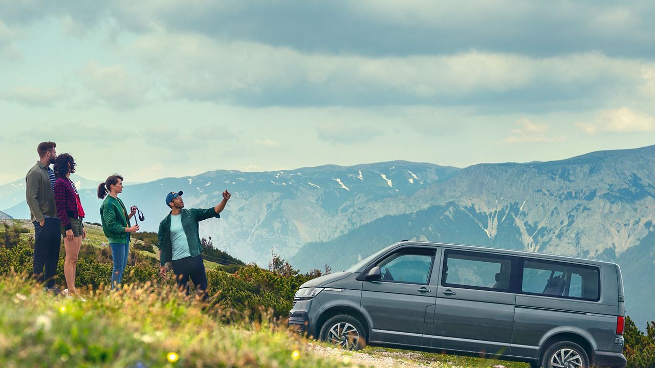 Muž ovládá aplikaci VW We Connect na svém mobilním telefonu