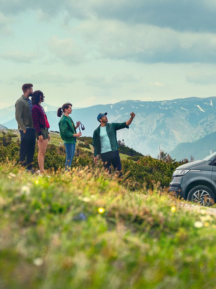 Muž ovládá aplikaci VW We Connect na svém mobilním telefonu