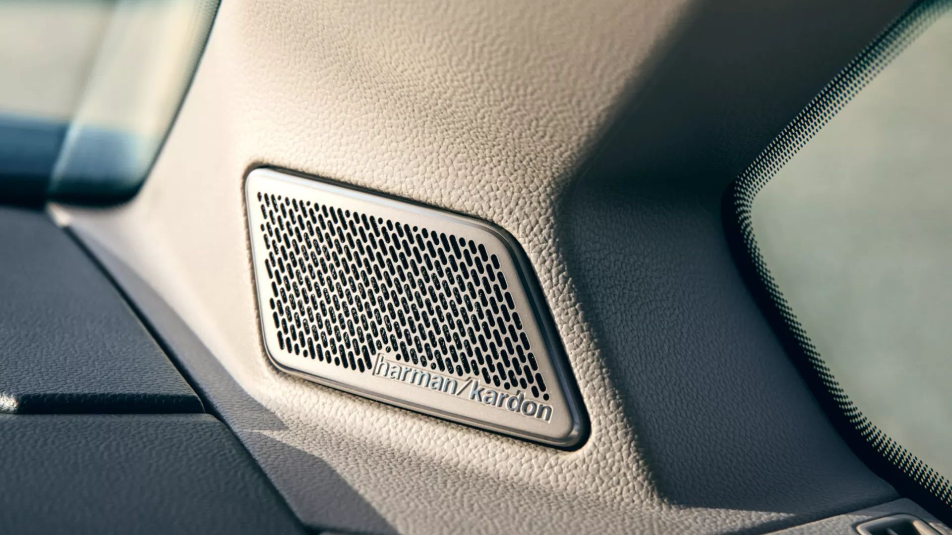 Interiér vozu Volkswagen Multivan, detail Harman/Kardon Soundsystem